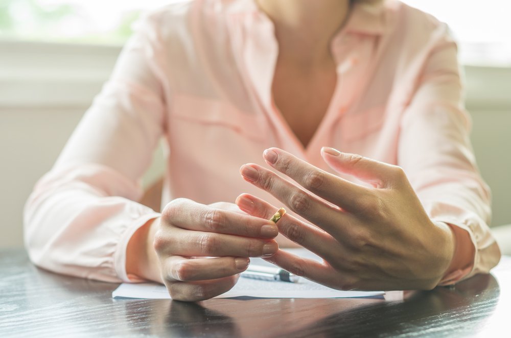 Mujer quitándose un anillo. | Foto: Shutterstock