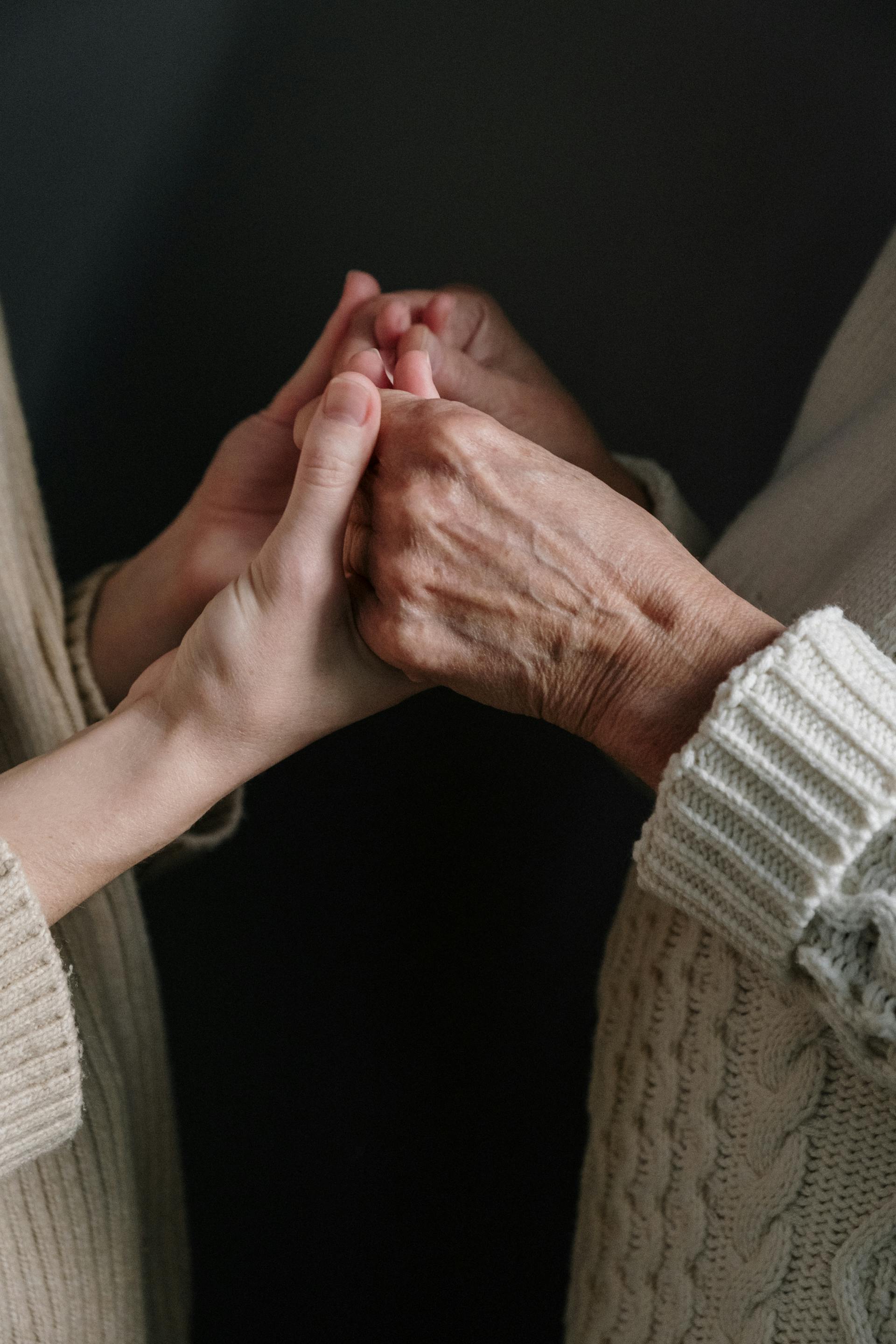 Una mujer tomando las manos de su abuela | Fuente: Pexels