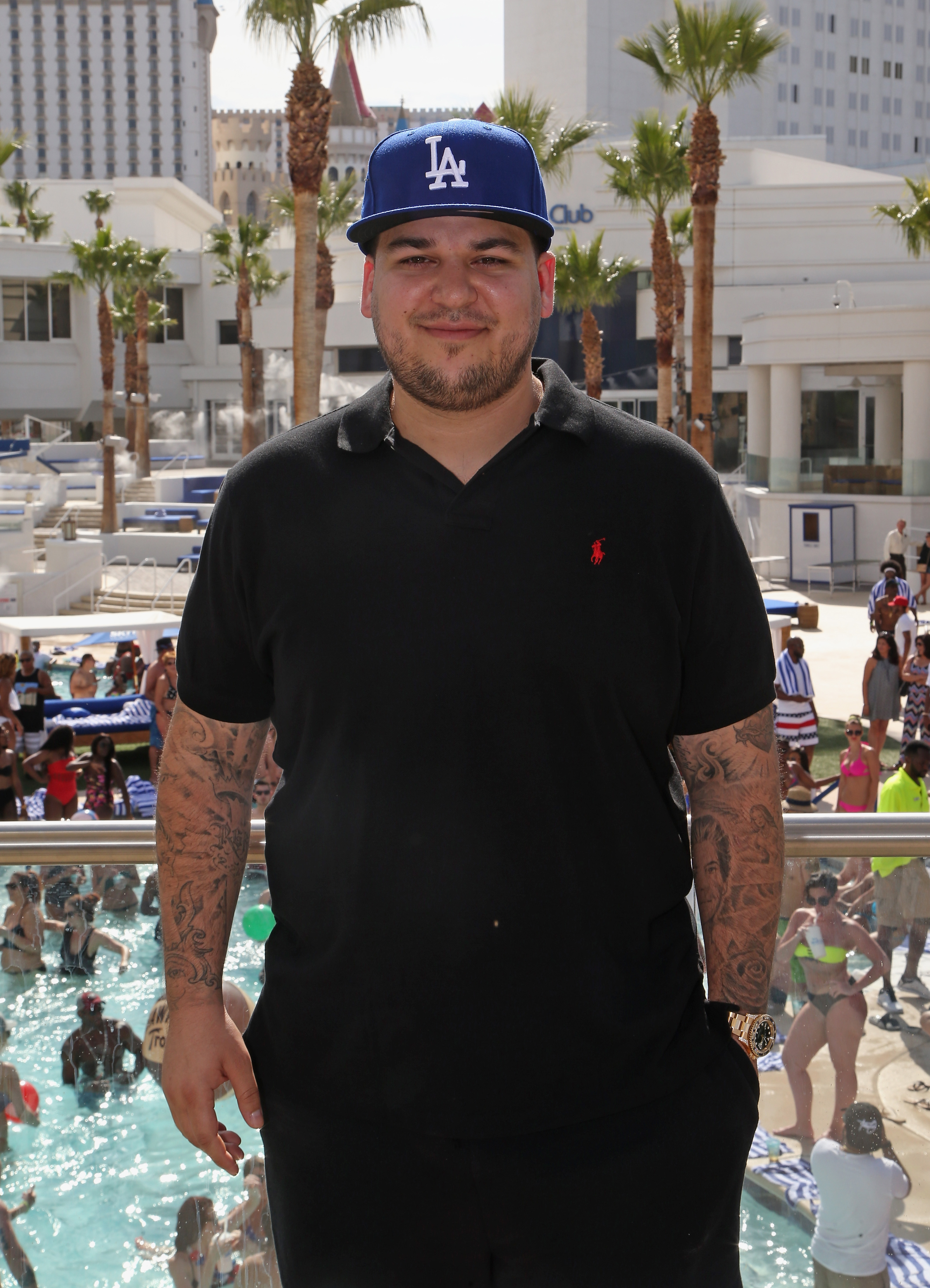 Rob Kardashian posa con un polo negro y una gorra de béisbol de Los Ángeles en el Sky Beach Club de Las Vegas en mayo de 2016. Esa aparición supuso una de sus escasas reapariciones en público tras años de luchar con la confianza en su imagen corporal y de evitar las cámaras. | Fuente: Getty Images.