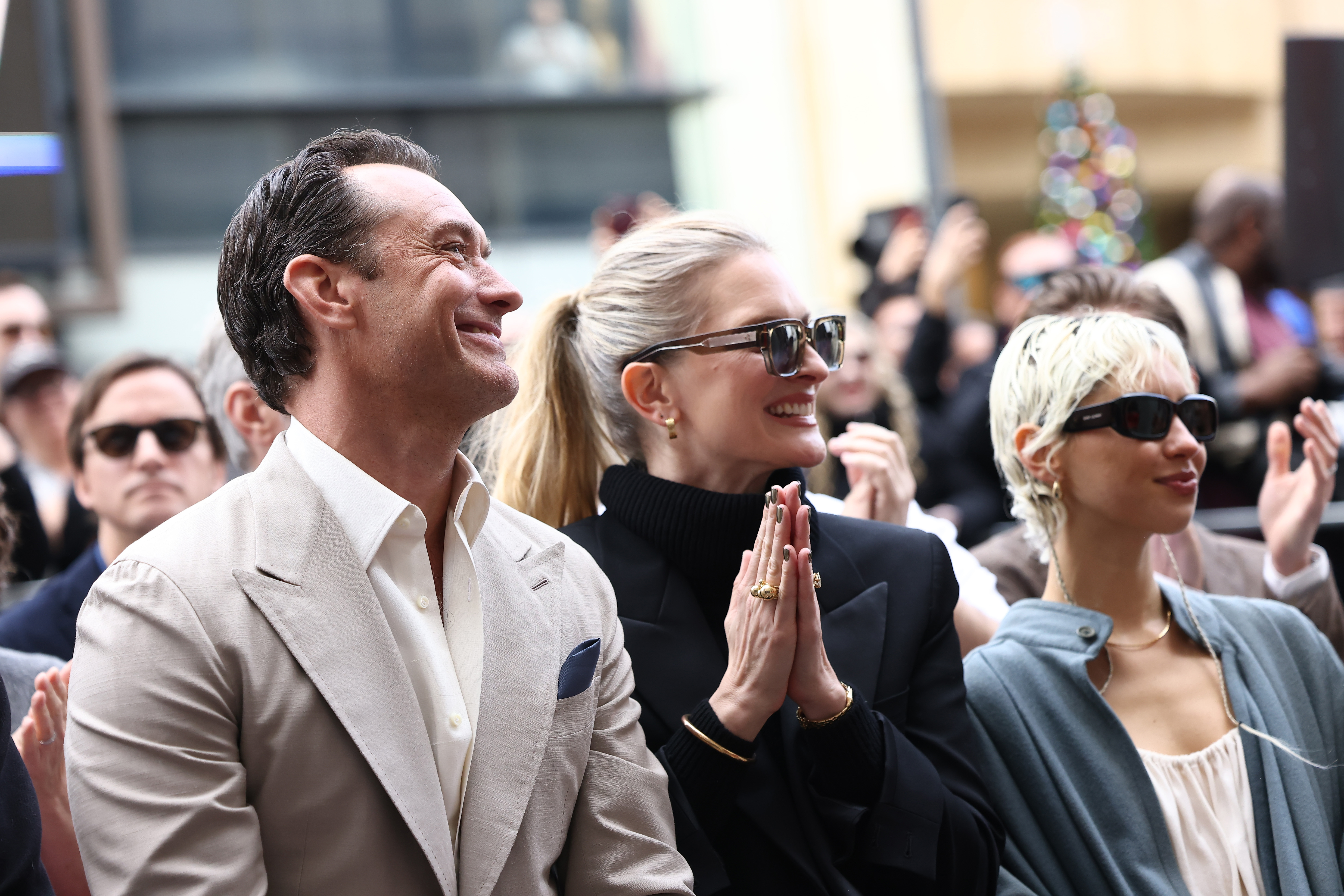 Jude Law, Phillipa Coan e Iris Law asisten a la ceremonia de entrega de la estrella de Jude Law en el Paseo de la Fama de Hollywood el 12 de diciembre de 2024 | Fuente: Getty Images