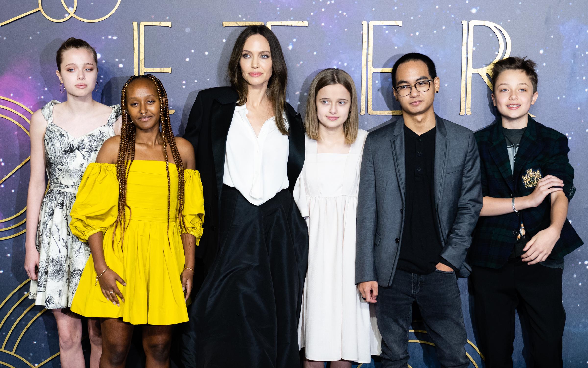 Shiloh, Zahara, Angelina y Vivienne Jolie con Maddox y Knox Jolie-Pitt en el estreno en el Reino Unido de "The Eternals" en Londres, Inglaterra, el 27 de octubre de 2021 | Fuente: Getty Images