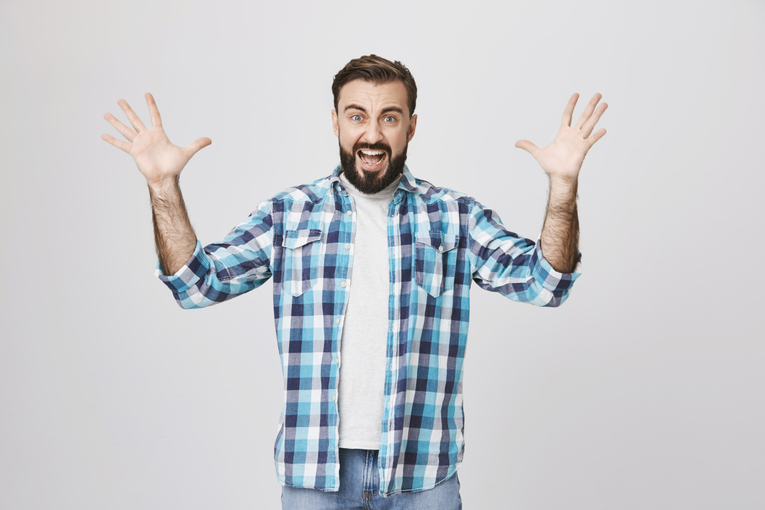 Un hombre enfadado gritando | Fuente: Freepik
