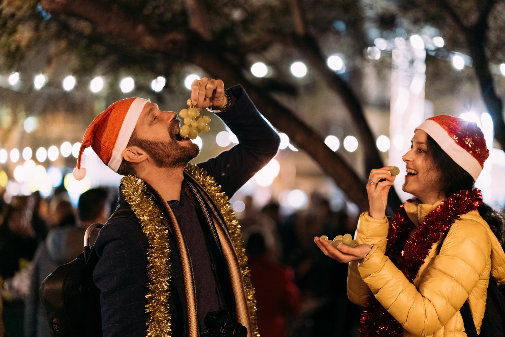 Pareja comiendo uvas a la medianoche. | Foto: Getty Images