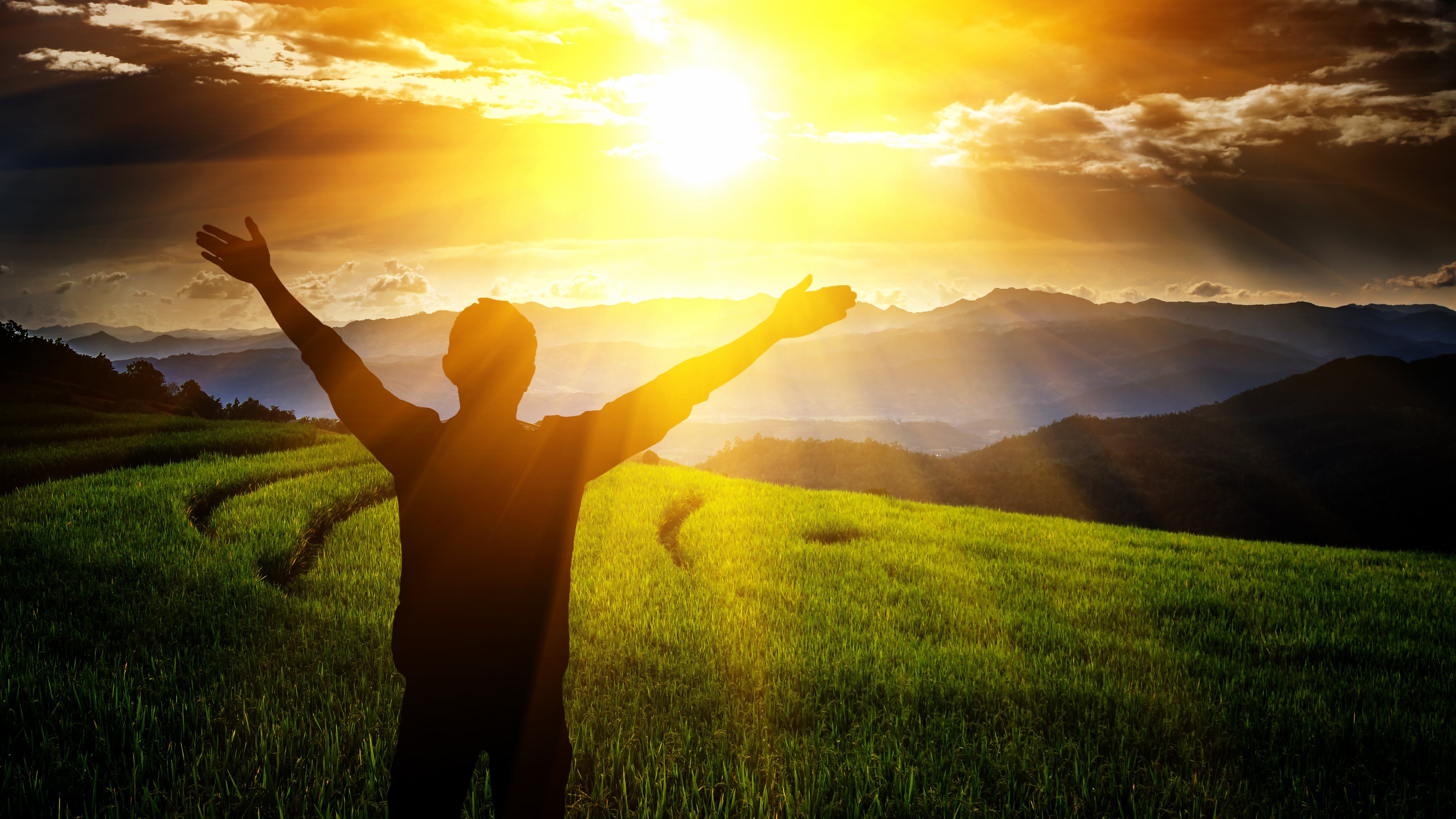 Hombre le da gracias a Dios en las montañas. Fuente: Shutterstock
