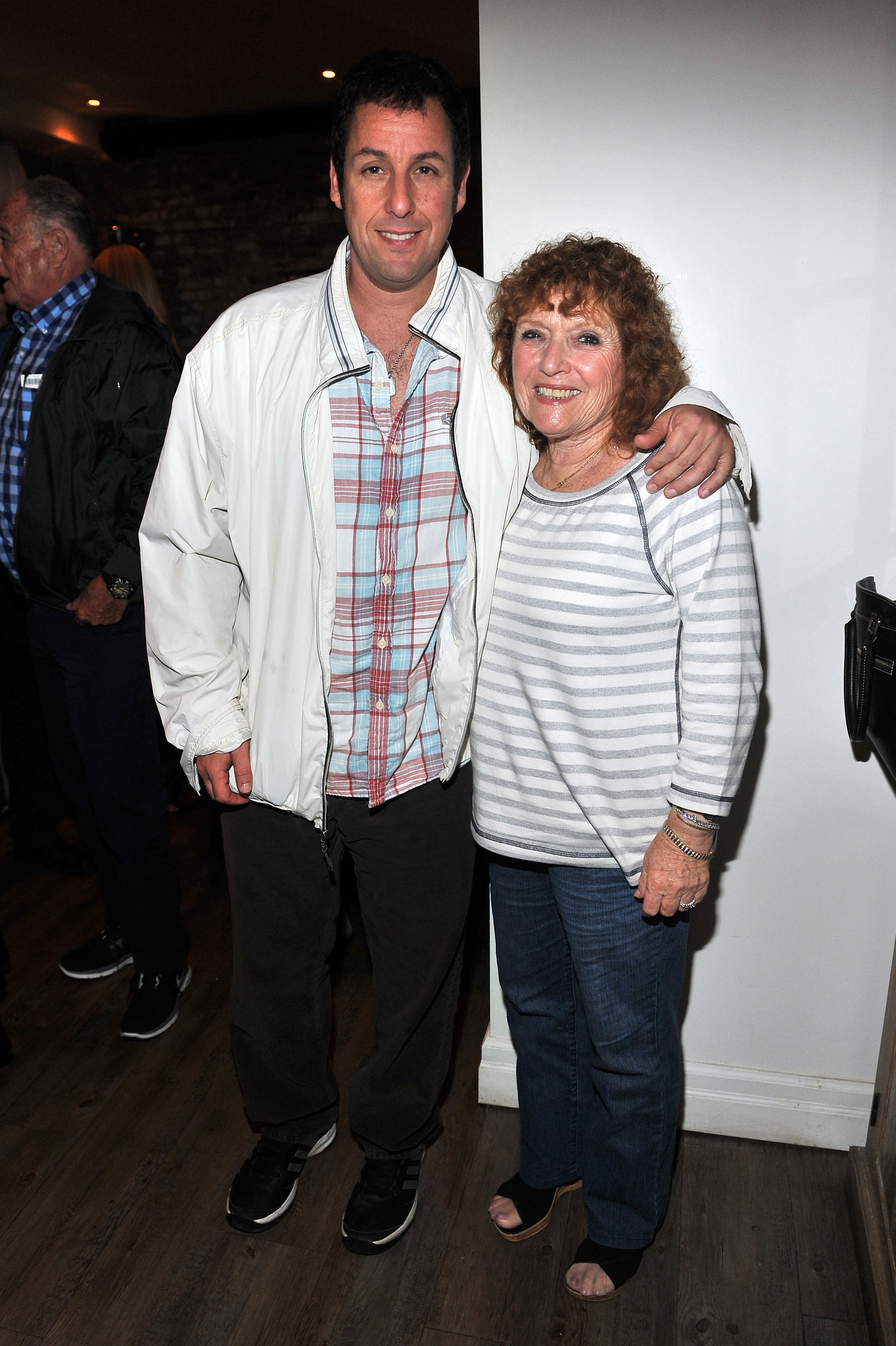 Adam Sandler y su madre, Judy Sandler en Toronto, Canadá, el 10 de septiembre de 2014. | Foto: Getty images