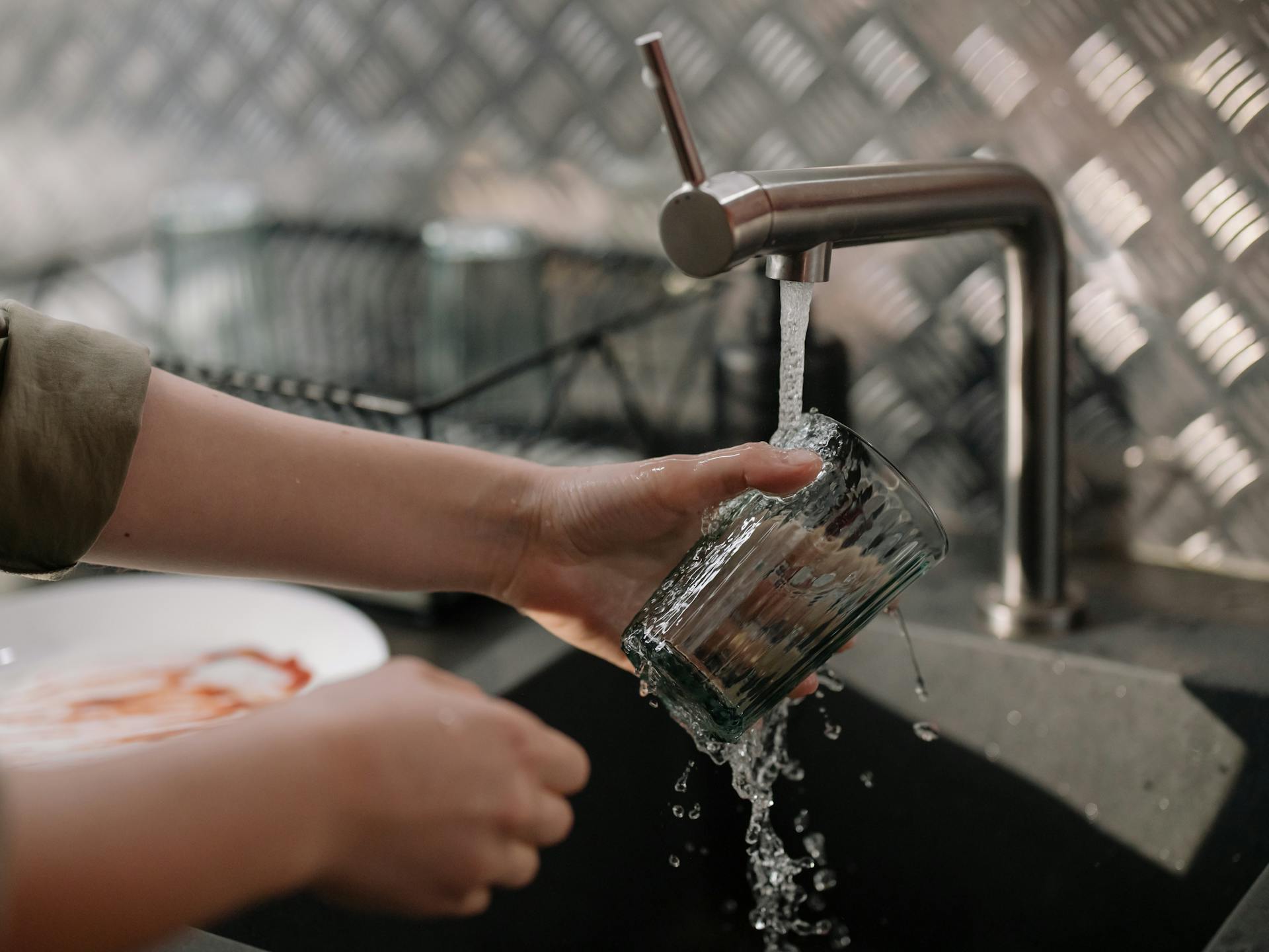 Un hombre lavando un vaso | Fuente: Pexels