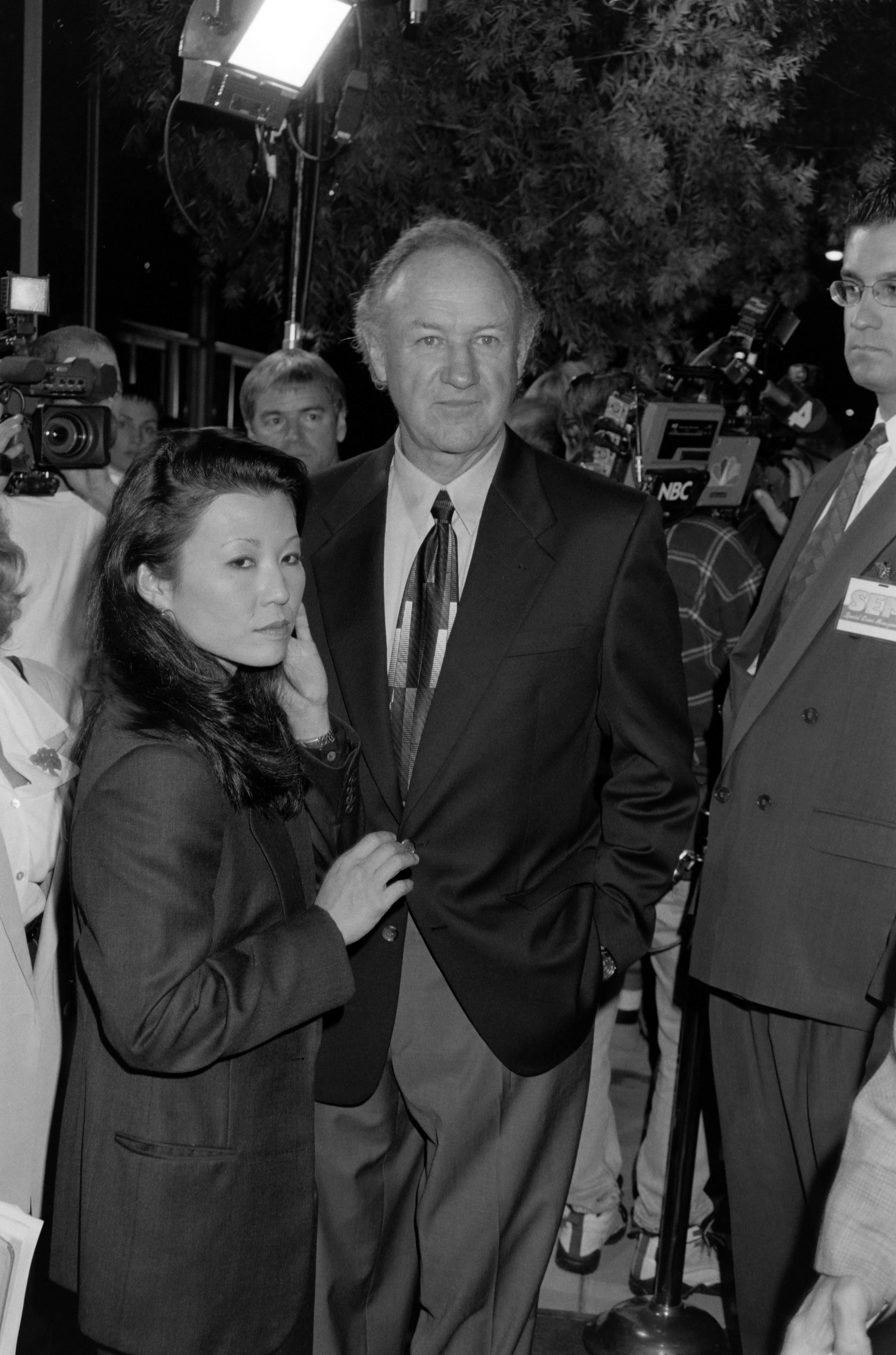 Betsy Arakawa y Gene Hackman asisten al estreno local de "The Chamber" en 1996. | Fuente: Getty Images