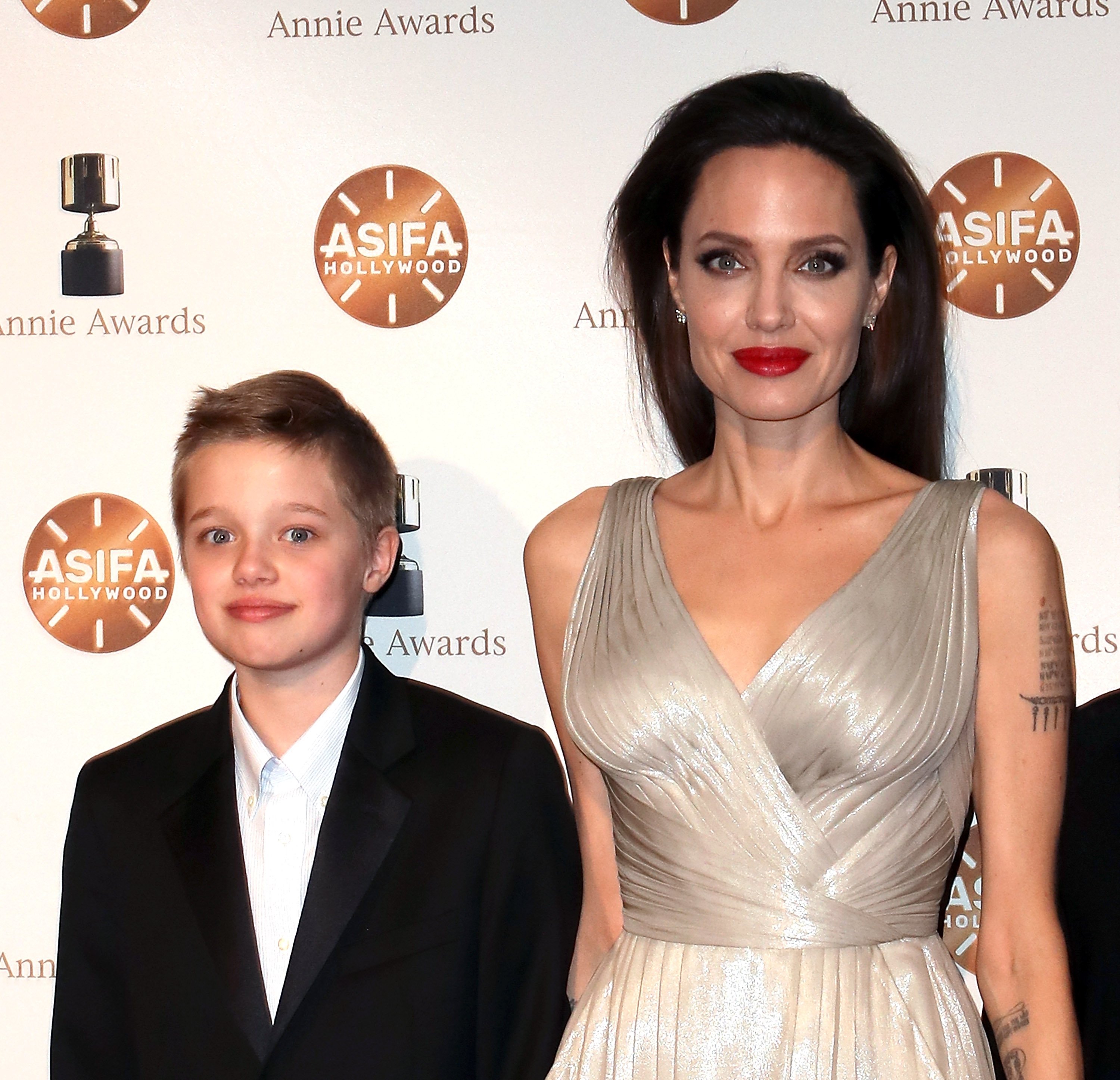 Shiloh Nouvel Jolie-Pitt y su madre, la actriz Angelina Jolie, en la 45 edición de los Premios Annie en el Royce Hall el 3 de febrero de 2018 en Los Ángeles, California. | Fuente: Getty Images