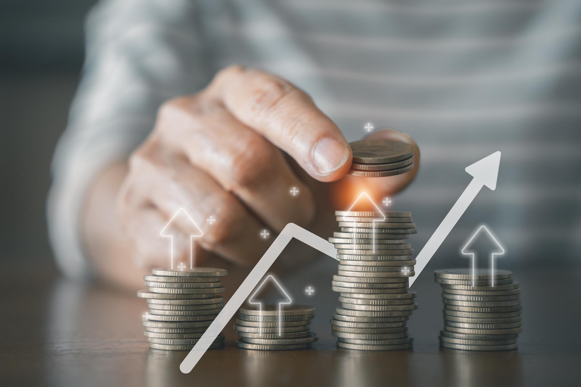 Persona apilando monedas | Fuente: Shutterstock