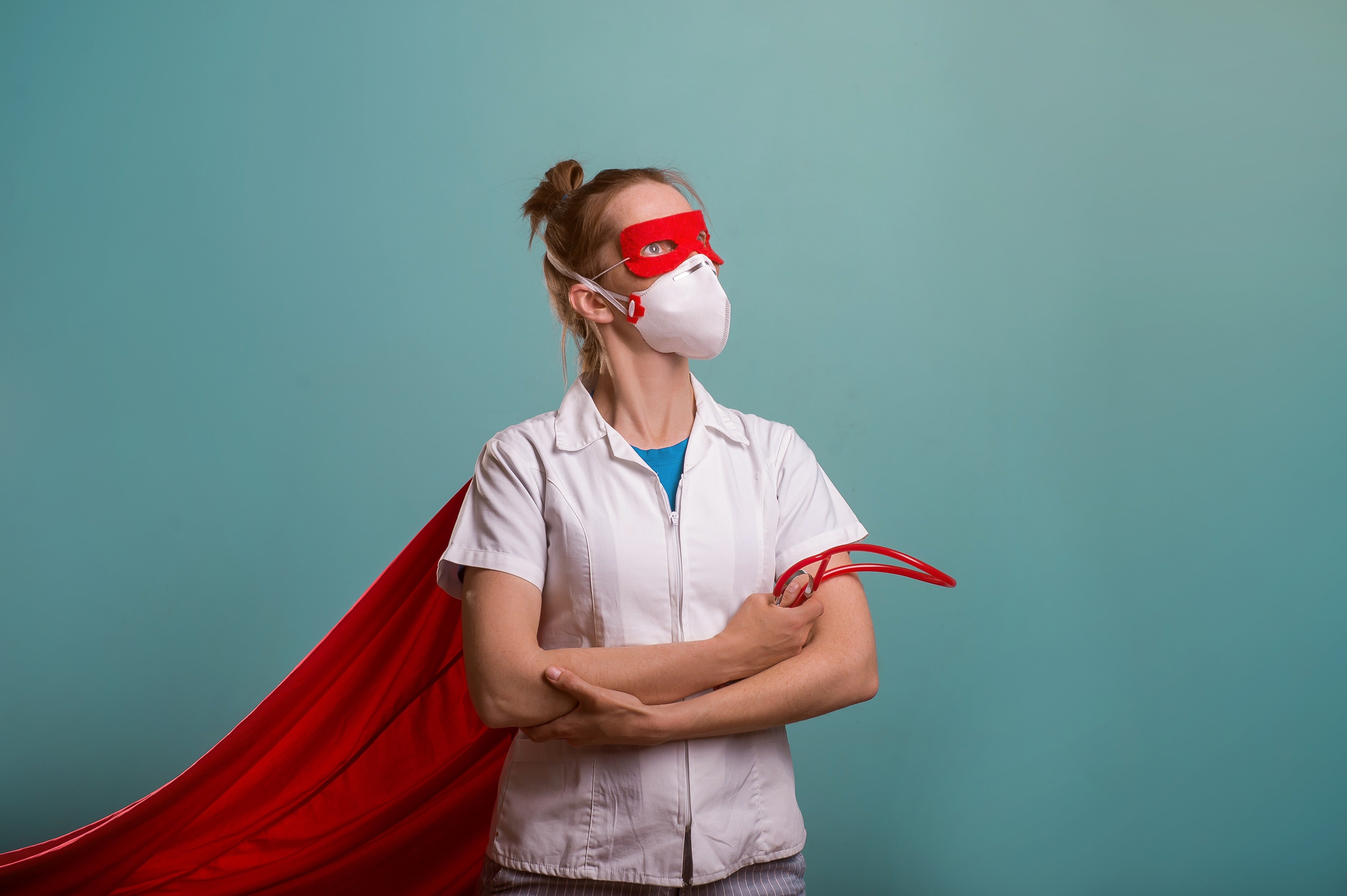 Enfermera en uniforme blanco disfrazada de superhéroe. | Foto: Shutterstock