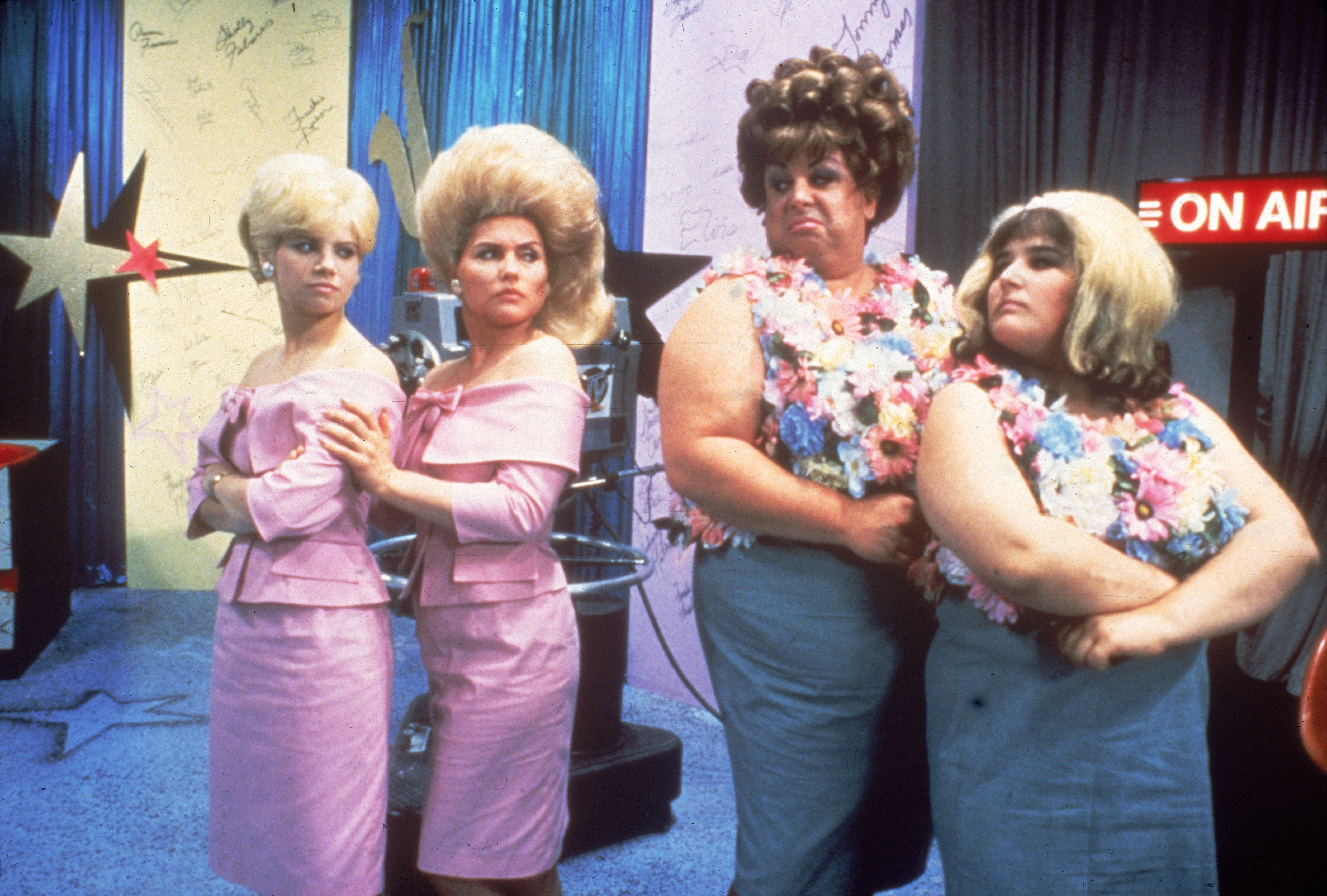 Colleen Fitzpatrick, Debbie Harry, Divine y Ricki Lake en una escena de 'Hairspray', en 1988. | Fuente: Getty Images