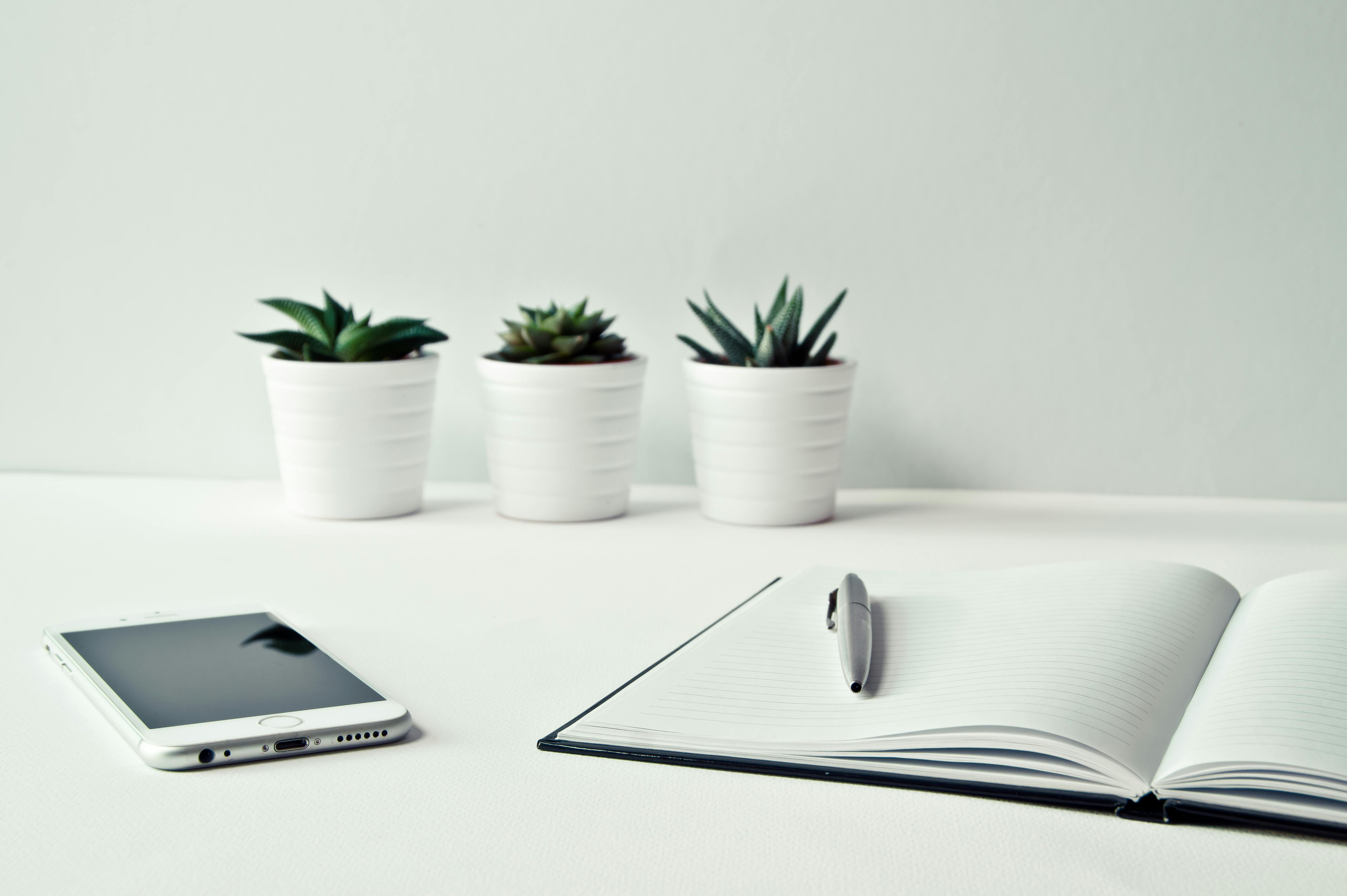 Un teléfono sobre una mesa | Fuente: Pexels