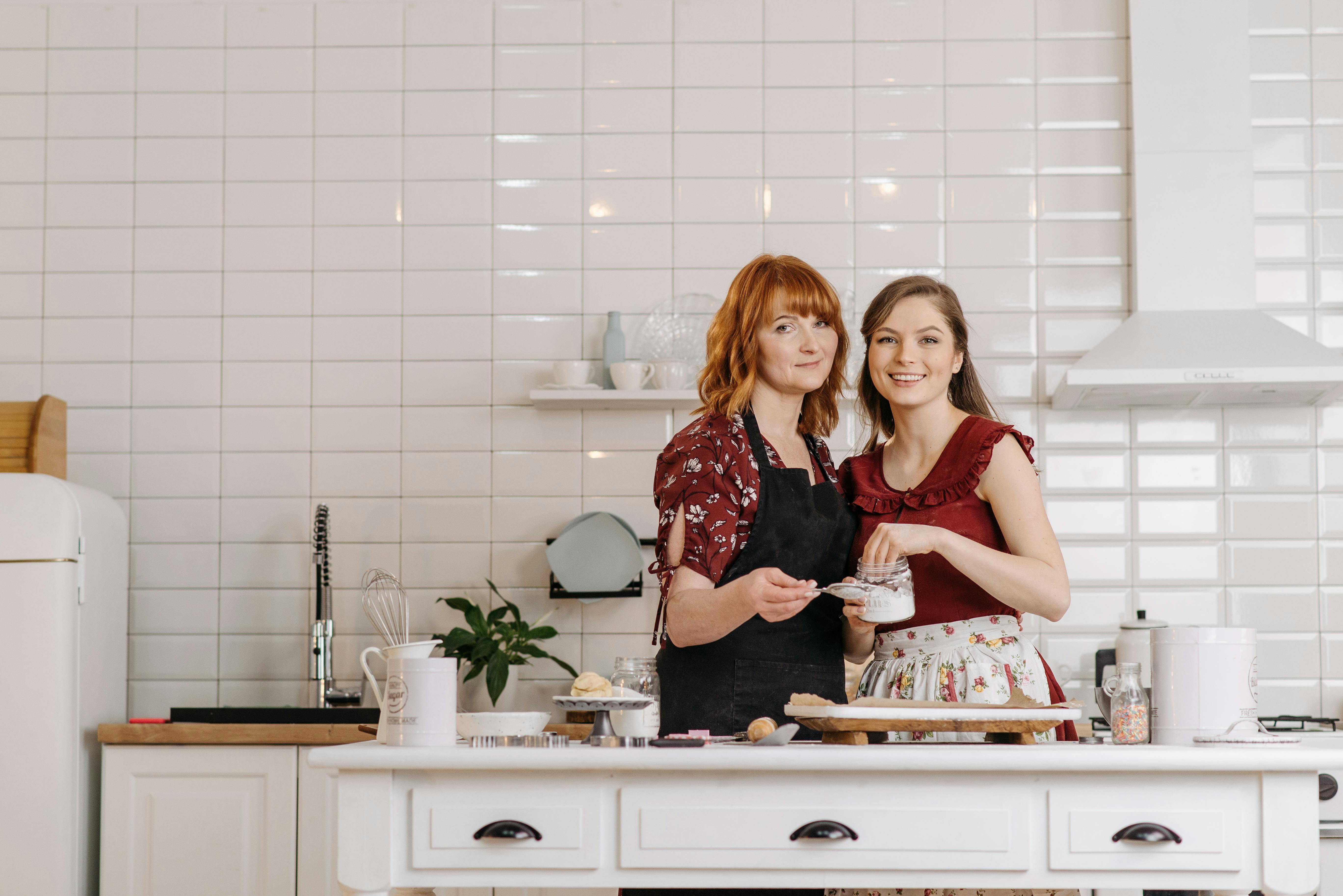 Dos mujeres en la cocina | Fuente: Pexels