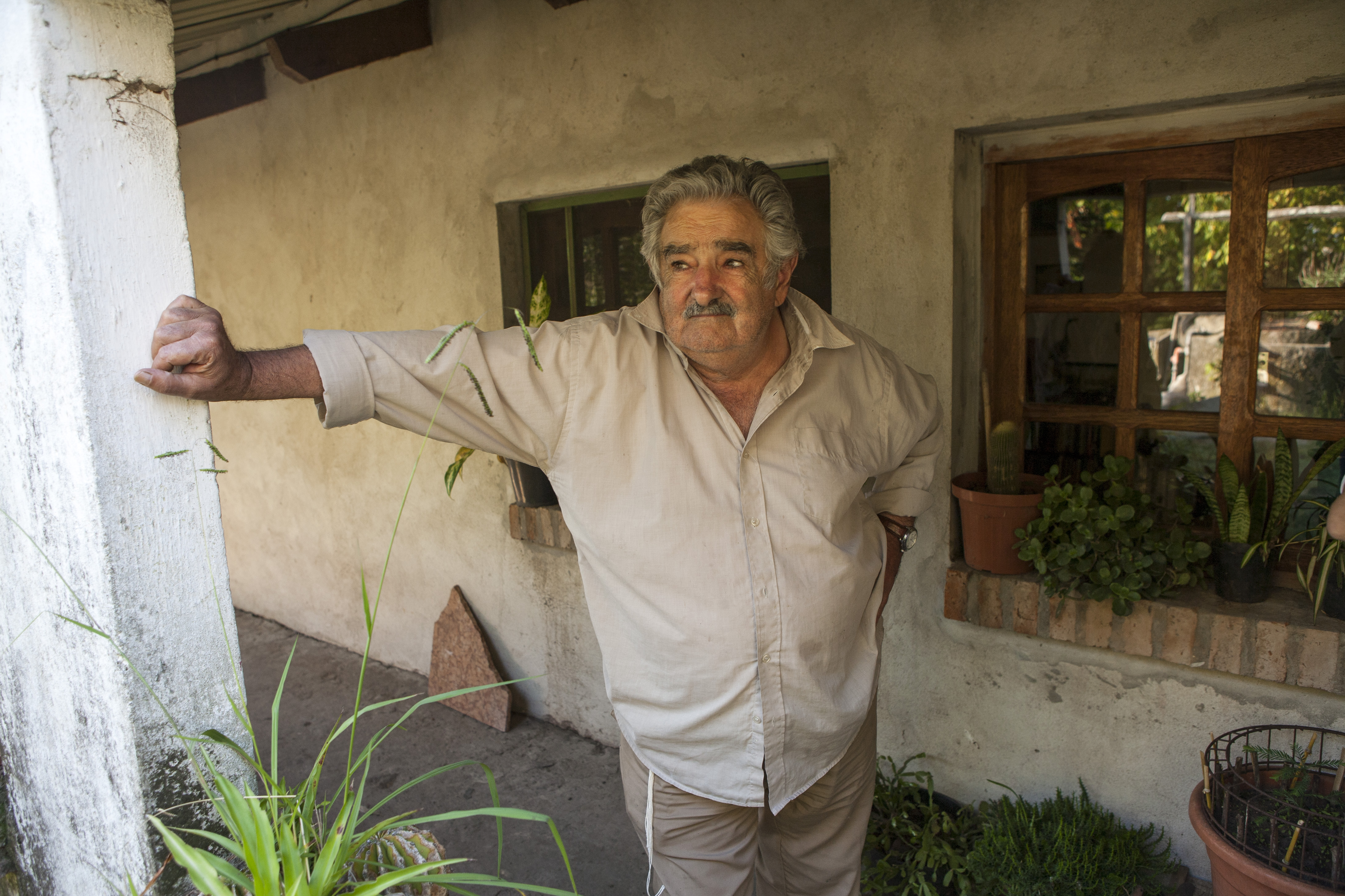 El político uruguayo y ex presidente de Uruguay José Mujica posa para fotografías en su casa el 21 de mayo de 2010 en Montevideo, Uruguay. | Fuente: Getty Images.