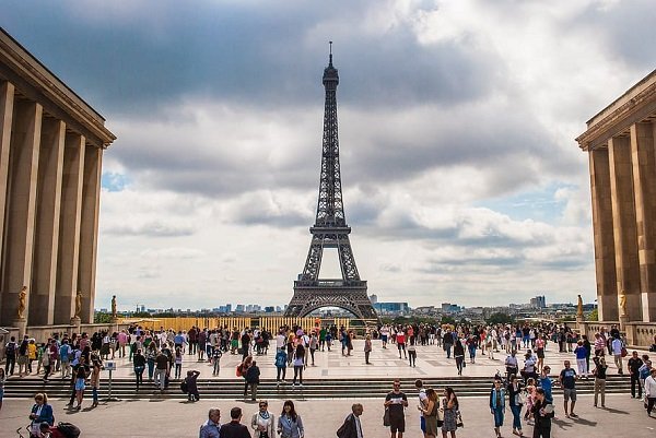 Una multitud de turistas camina frente a la Torre Eiffel. | Foto Pxfuel