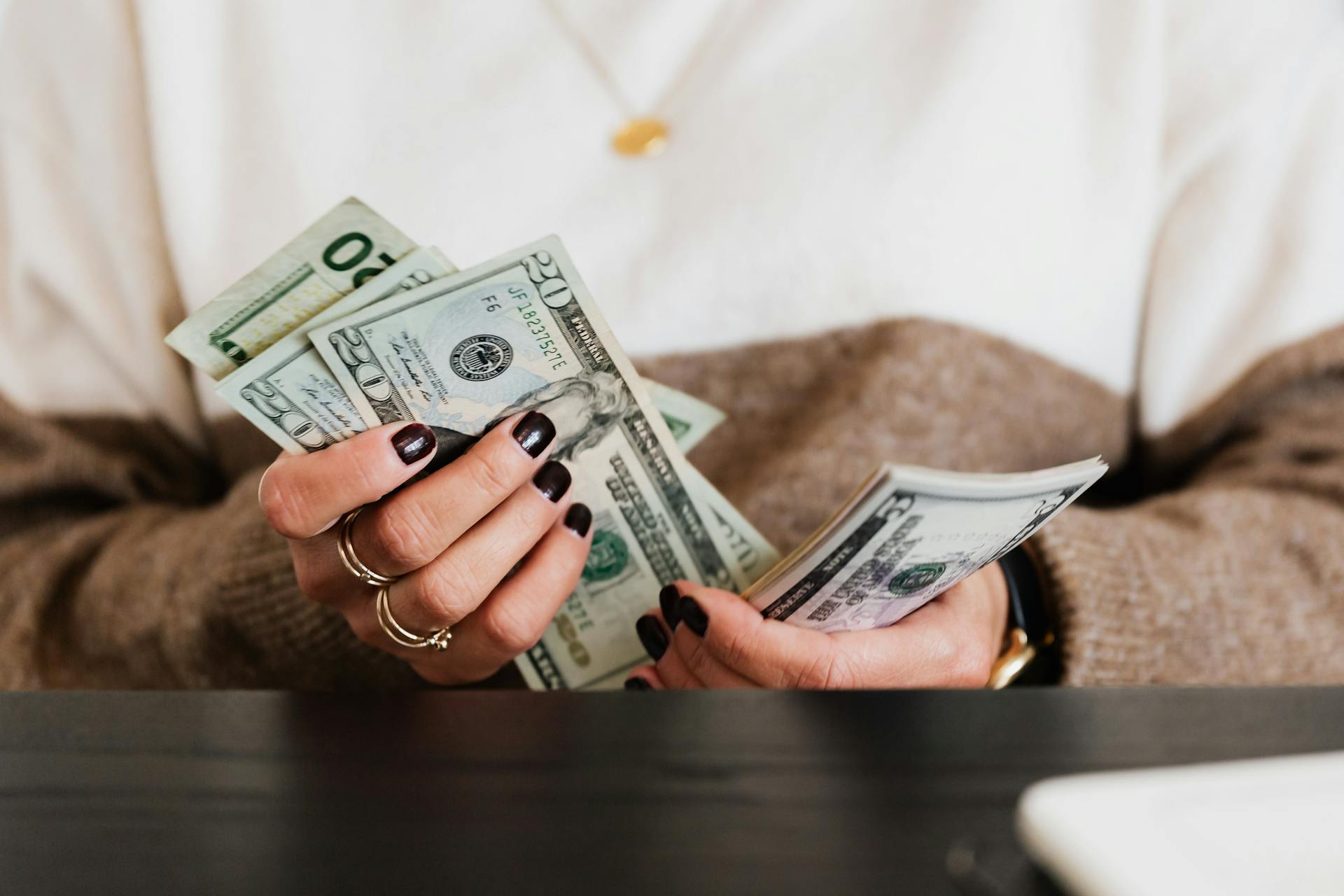 Una mujer contando dinero | Fuente: Pexels