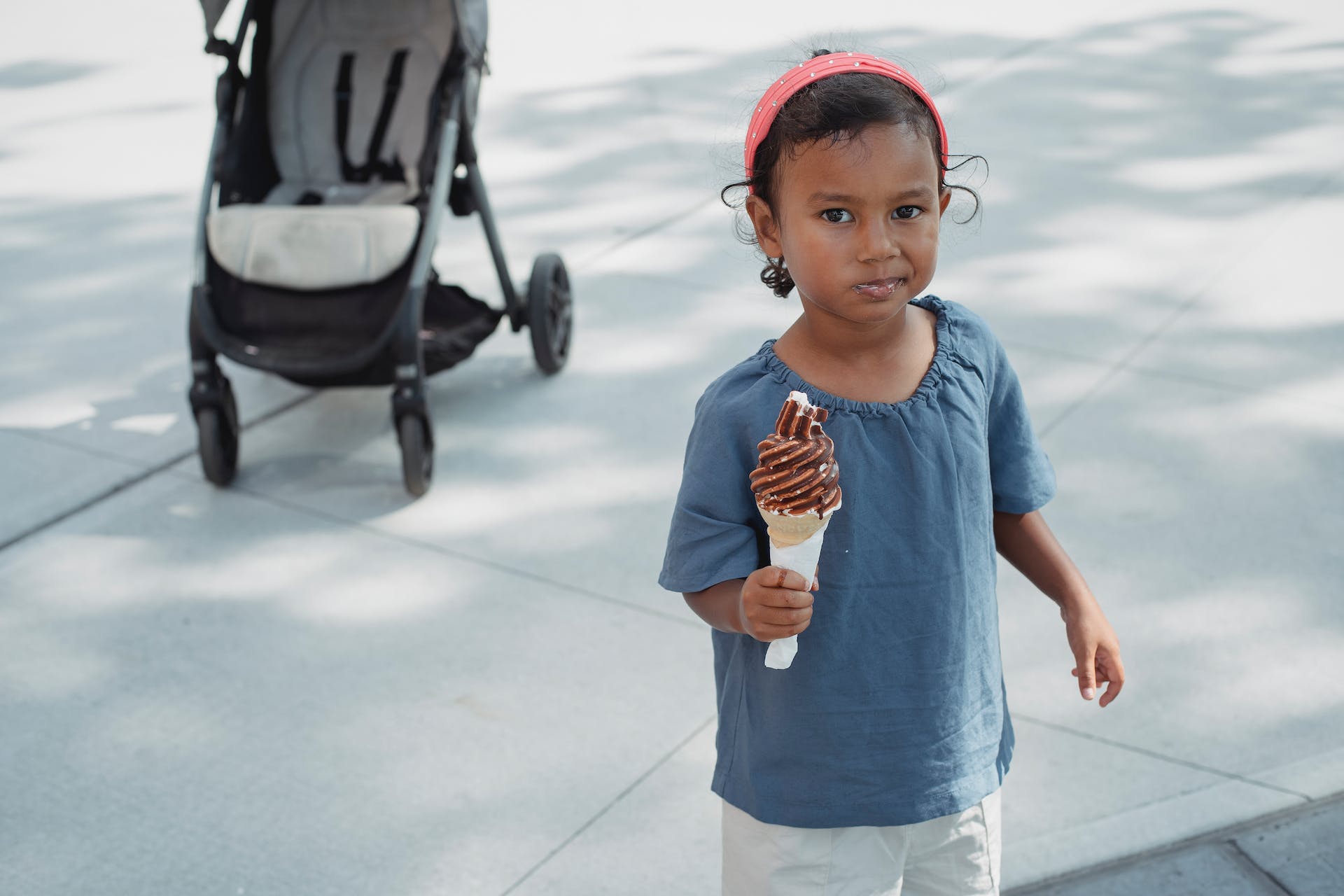 Una niña comiendo helado | Fuente: Pexels