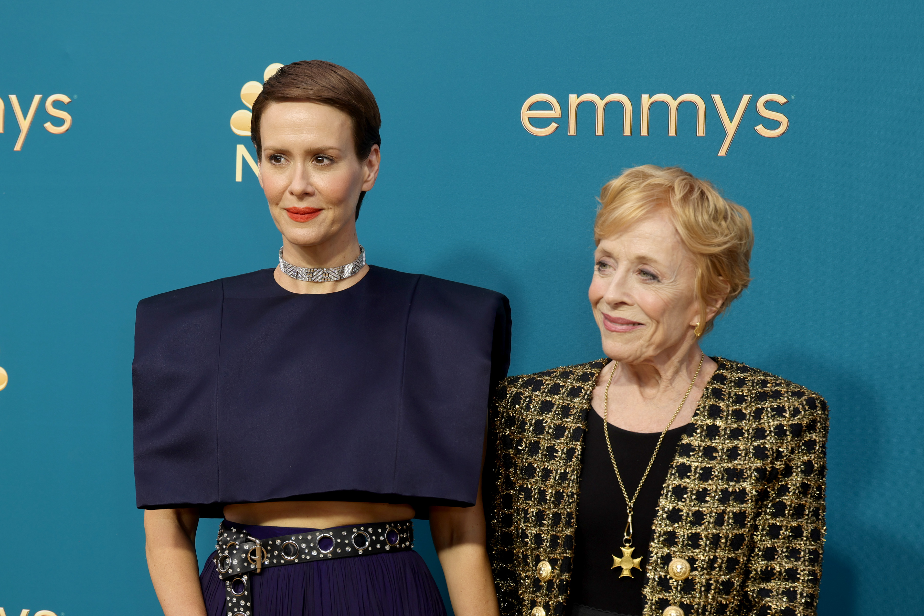Sarah Paulson y Holland Taylor en la 74ª edición de los Primetime Emmys el 12 de septiembre de 2022, en Los Ángeles, California. | Fuente: Getty Images