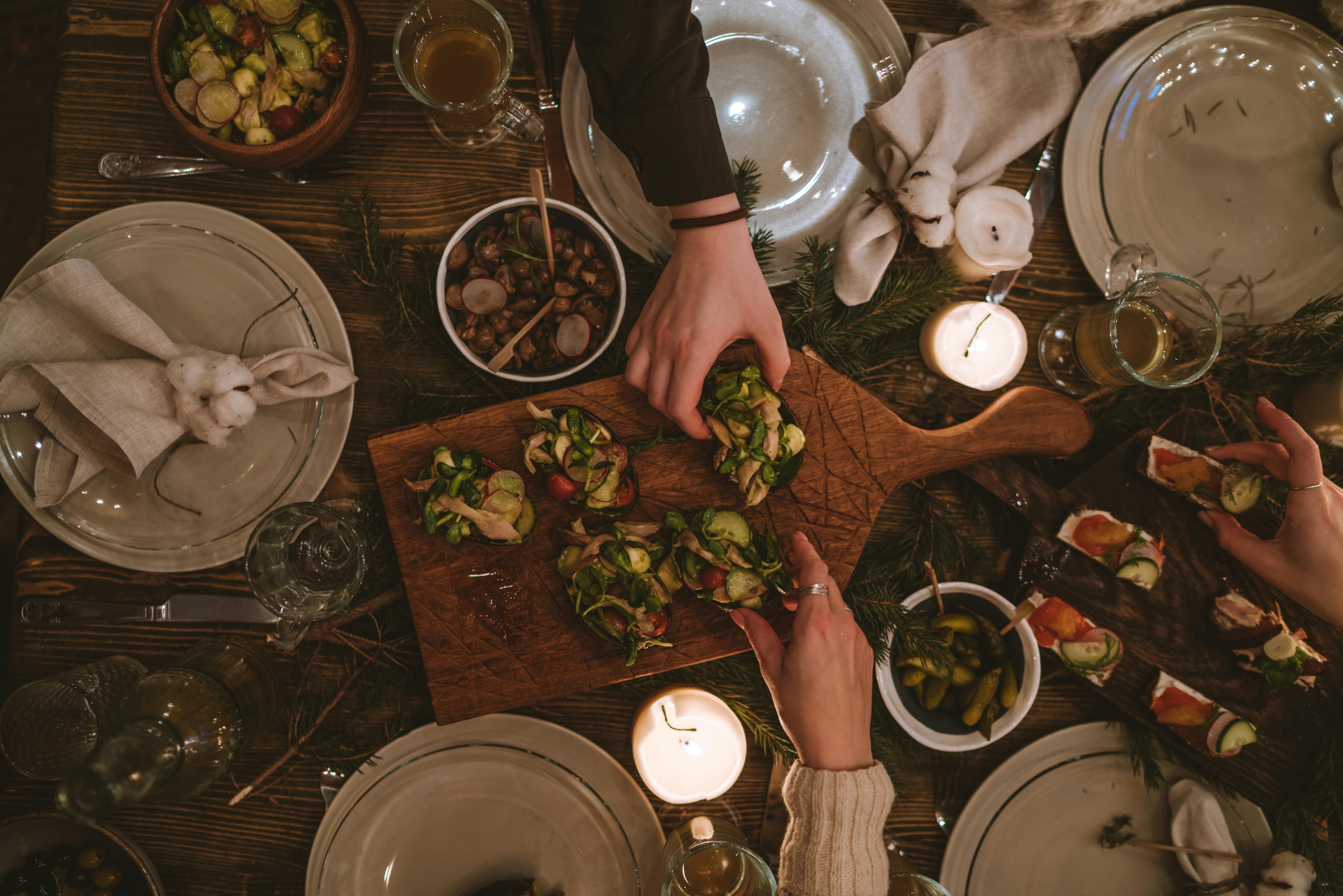 Gente sentada a la mesa | Fuente: Pexels