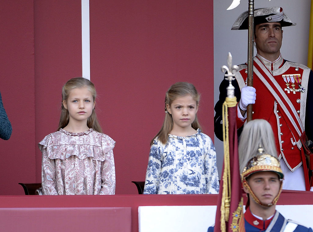 La princesa Leonor y la infanta Sofía de España asisten al desfile militar del Día de la Hispanidad el 12 de octubre de 2014 en Madrid, España. | Fuente: Getty Images