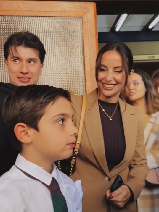 Lourdes Sánchez mira a su hijo, Valentín durante su Primera ComuniónParte de la iglesia en donde donde Valentín, el hijo de Lourdes Sánchez y "El Chato" Prada, tomó su Primera Comunión | Fuente:Instagram/elchatoprada