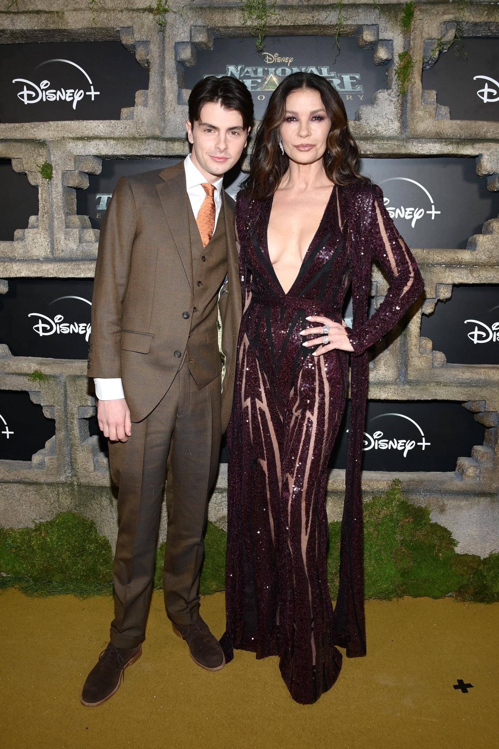 Dylan Michael Douglas y Catherine Zeta-Jones en el estreno de la serie original de Disney+ "National Treasure: Edge Of History" en el Teatro El Capitán el 05 de diciembre de 2022 en Los Ángeles, California | Fuente: Getty Images