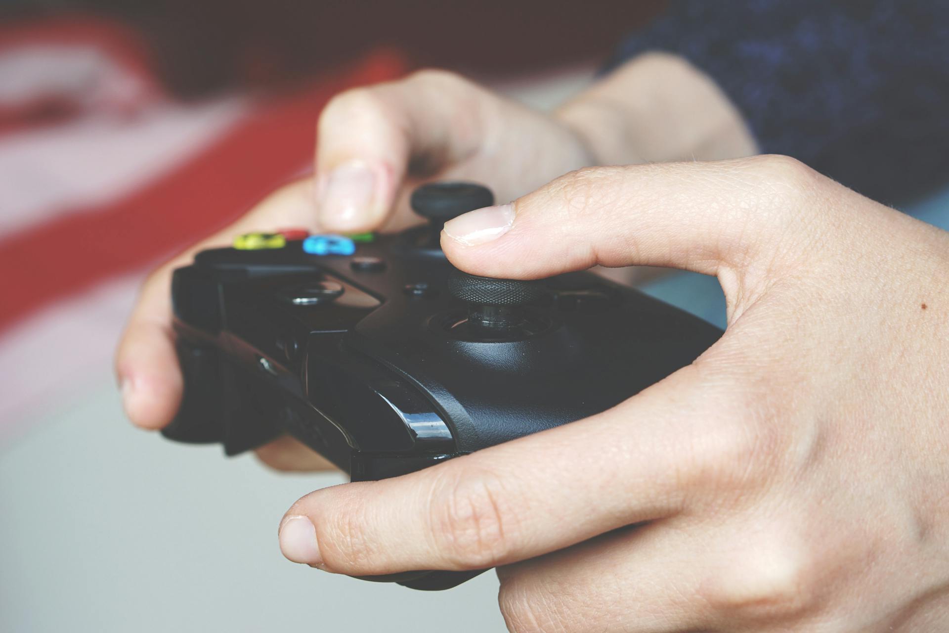 Una persona sujetando un mando de videojuegos | Fuente: Pexels