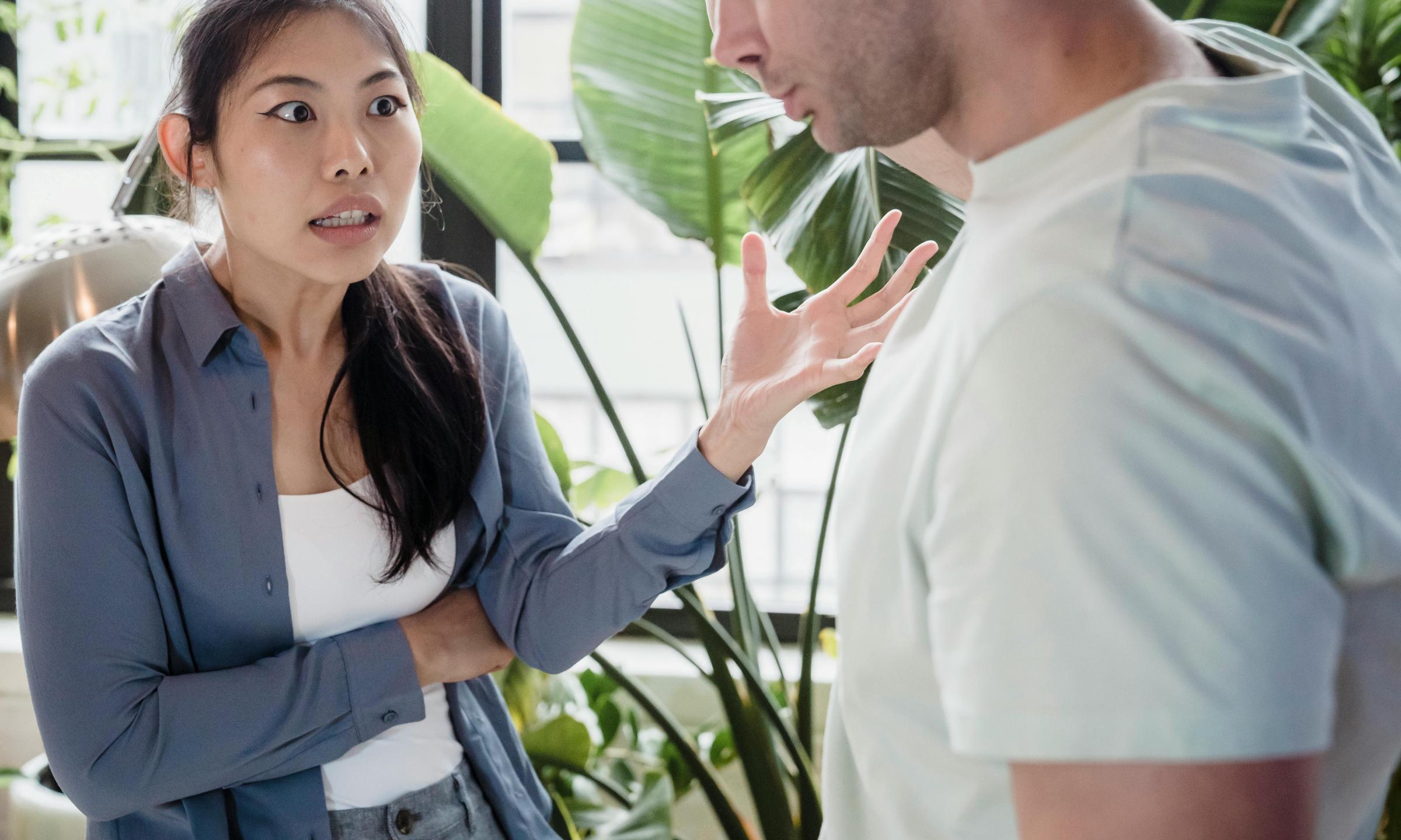 Una pareja discutiendo acaloradamente en el salón | Fuente: Pexels