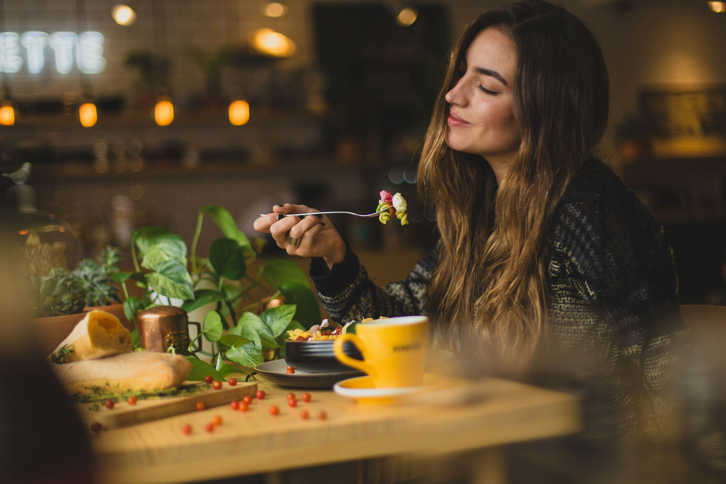 Una mujer disfrutando de la cena en un restaurante | Fuente: Unsplash