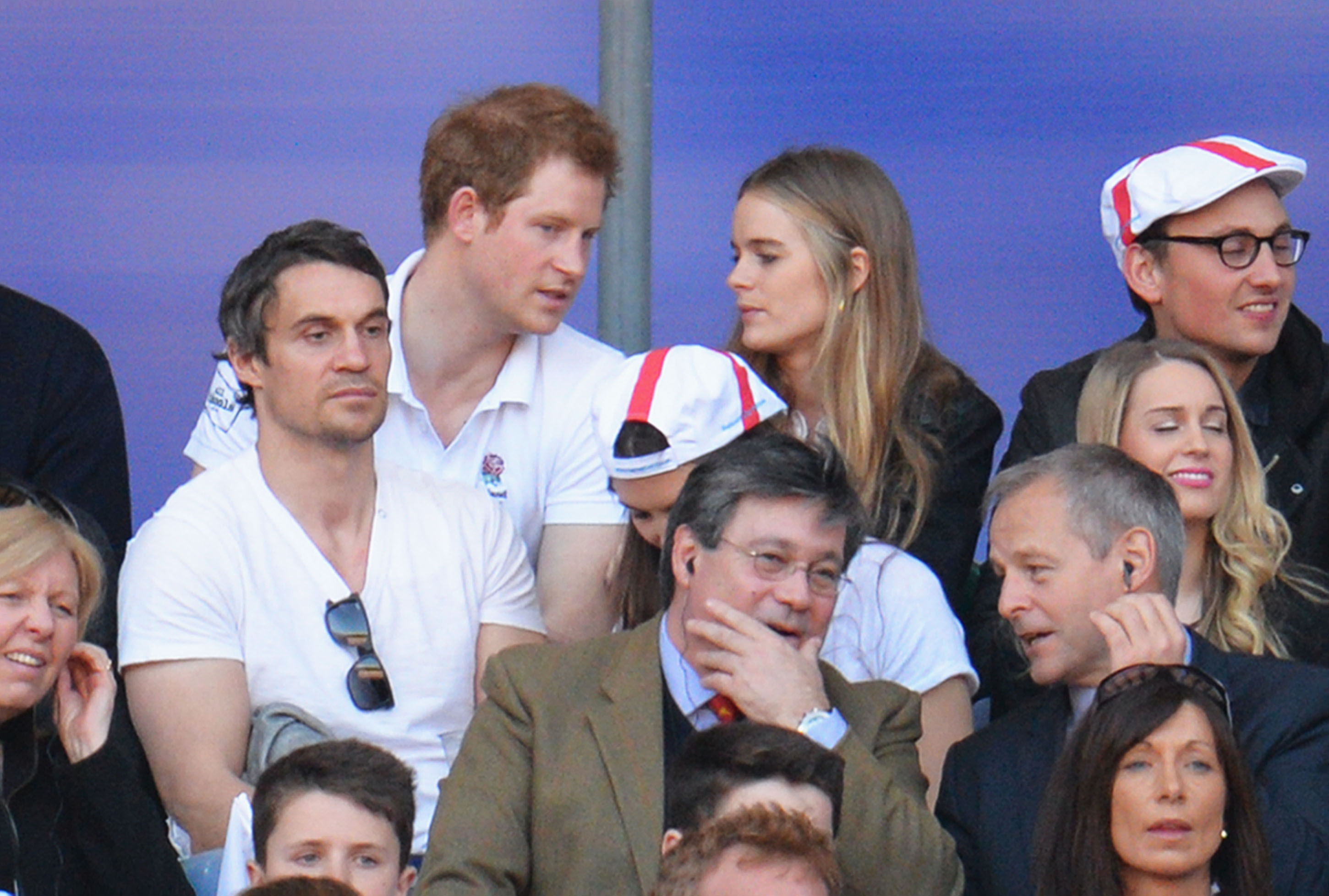 El príncipe Harry y Cressida Bonas observan durante el partido del RBS Six Nations entre Inglaterra y Gales en Londres, Inglaterra, el 9 de marzo de 2014 | Fuente: Getty Images
