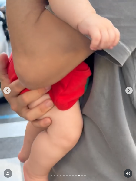 Chino Darín sosteniendo en brazos a su hijo Dante mientras caminan por la calle | Fuente: Instagram/claradarin