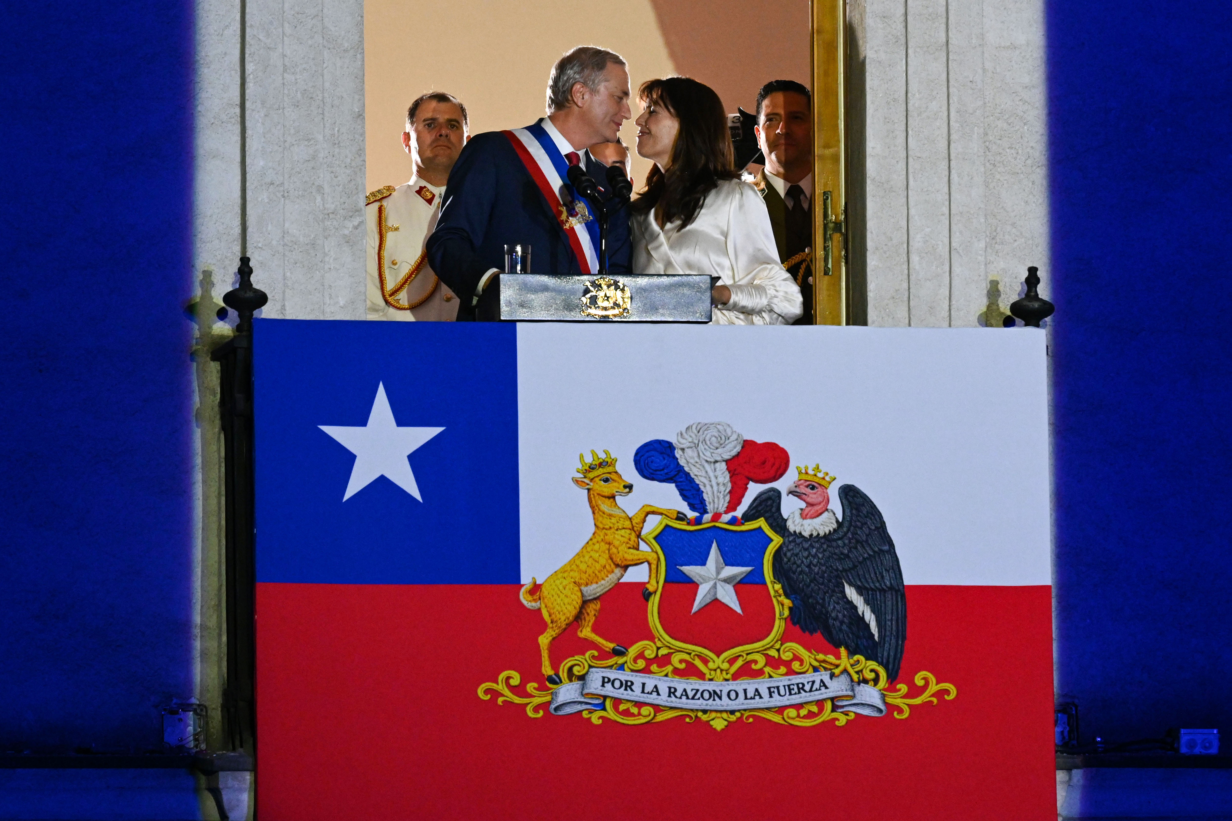 El nuevo presidente de Chile, José Antonio Kast, y su esposa, María Pía Adriazola, reaccionan en el Palacio de la Moneda el 11 de marzo de 2026 en Santiago, Chile. | Fuente: Getty Images