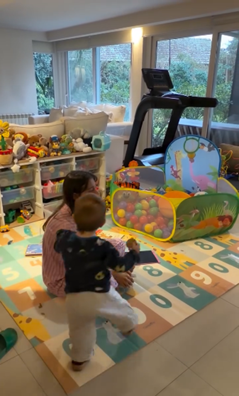 Sol Pérez mostrando la técnica de estimulación para su hijo Marco en el rincón que ella y su esposo Guido Mazzoni crearon para el pequeño | Fuente: Instagram/lasobrideperez