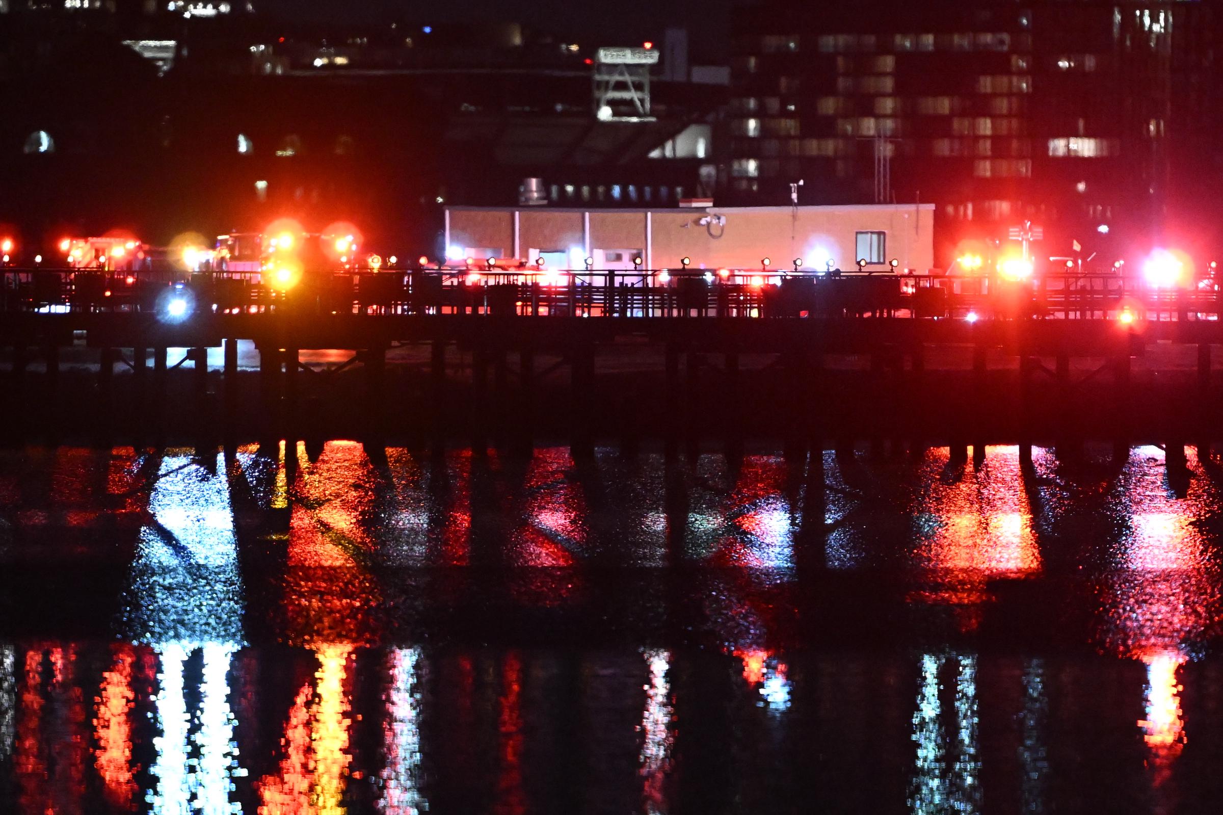 Vista de la escena después de que un avión regional colisionara en pleno vuelo con un helicóptero militar y se estrellara en el río Potomac, el 30 de enero de 2025 | Fuente: Getty Images