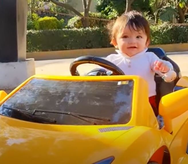 El hijo de Sherlyn con su nuevo auto. | Foto: Historias de Instagram/sherlyny