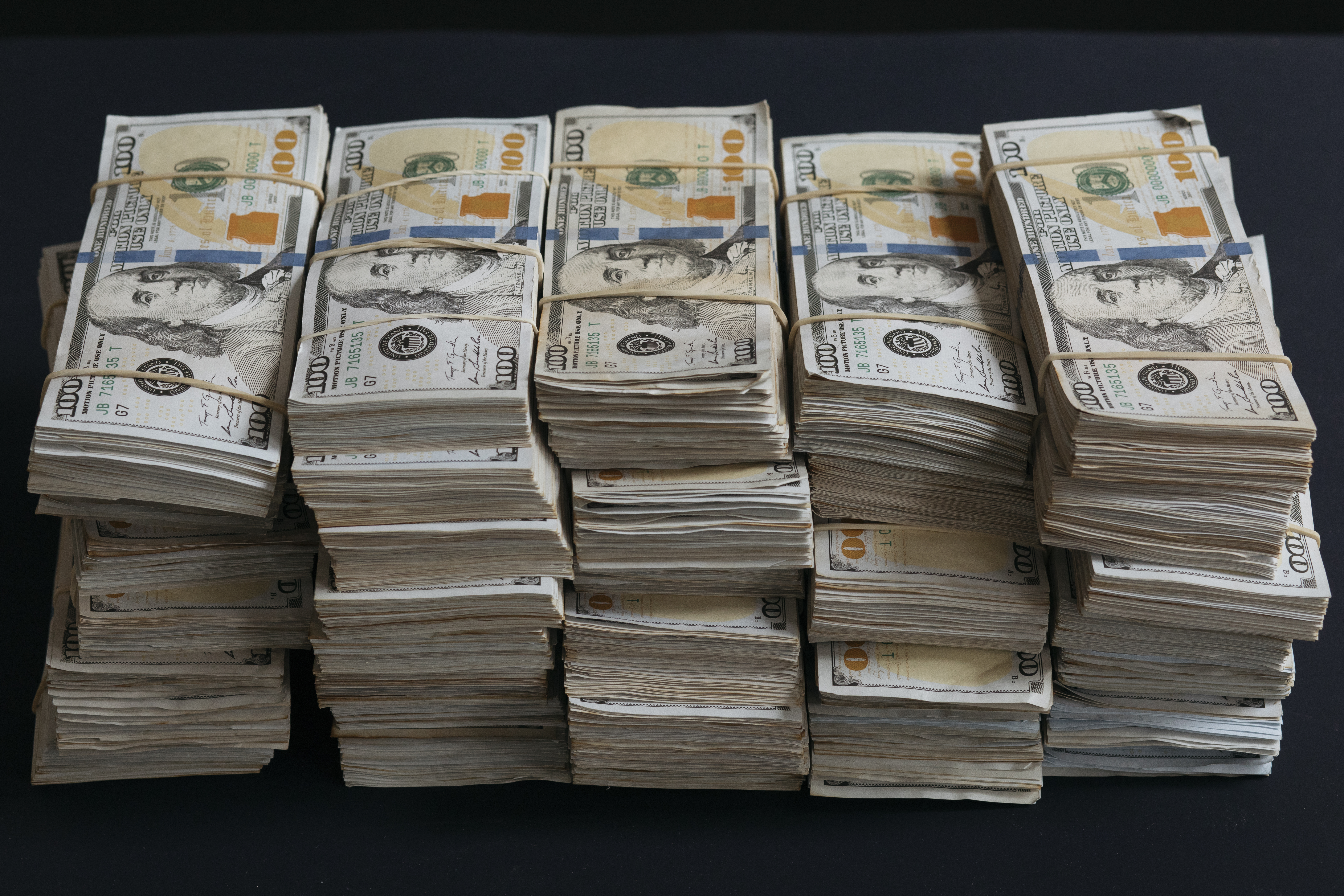 Montones de dinero. | Fuente: Shutterstock