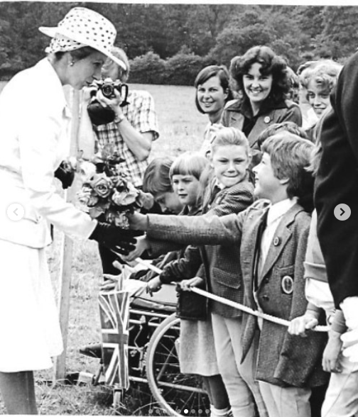 La princesa Anne interactuando con niños, publicado el 5 de noviembre de 2021 | Fuente: Instagram/theroyalfamily/