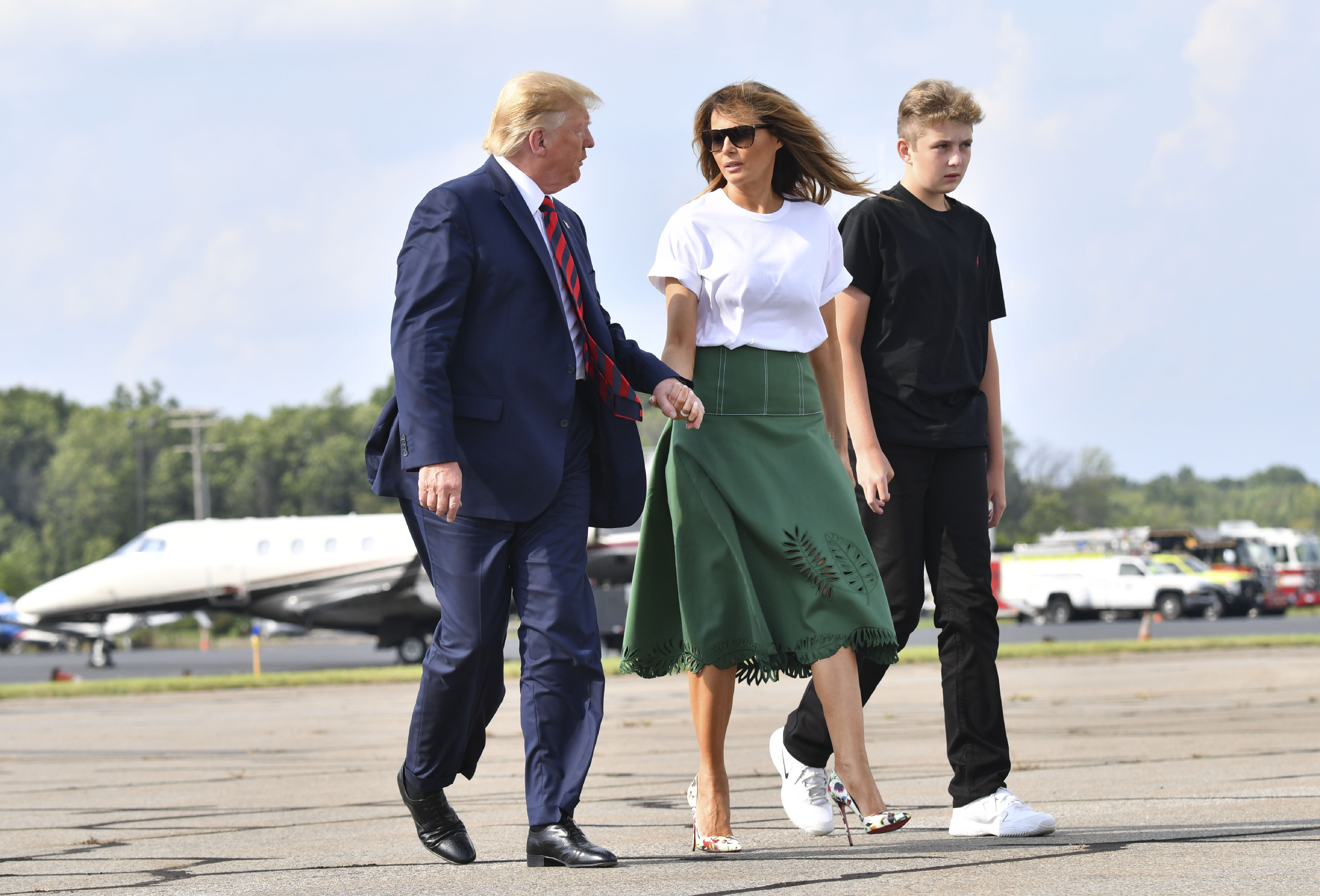 El presidente Donald Trump, la primera dama Melania Trump y Barron Trump suben al Air Force One en Morristown, Nueva Jersey, el 18 de agosto de 2019. | Fuente: Getty Images