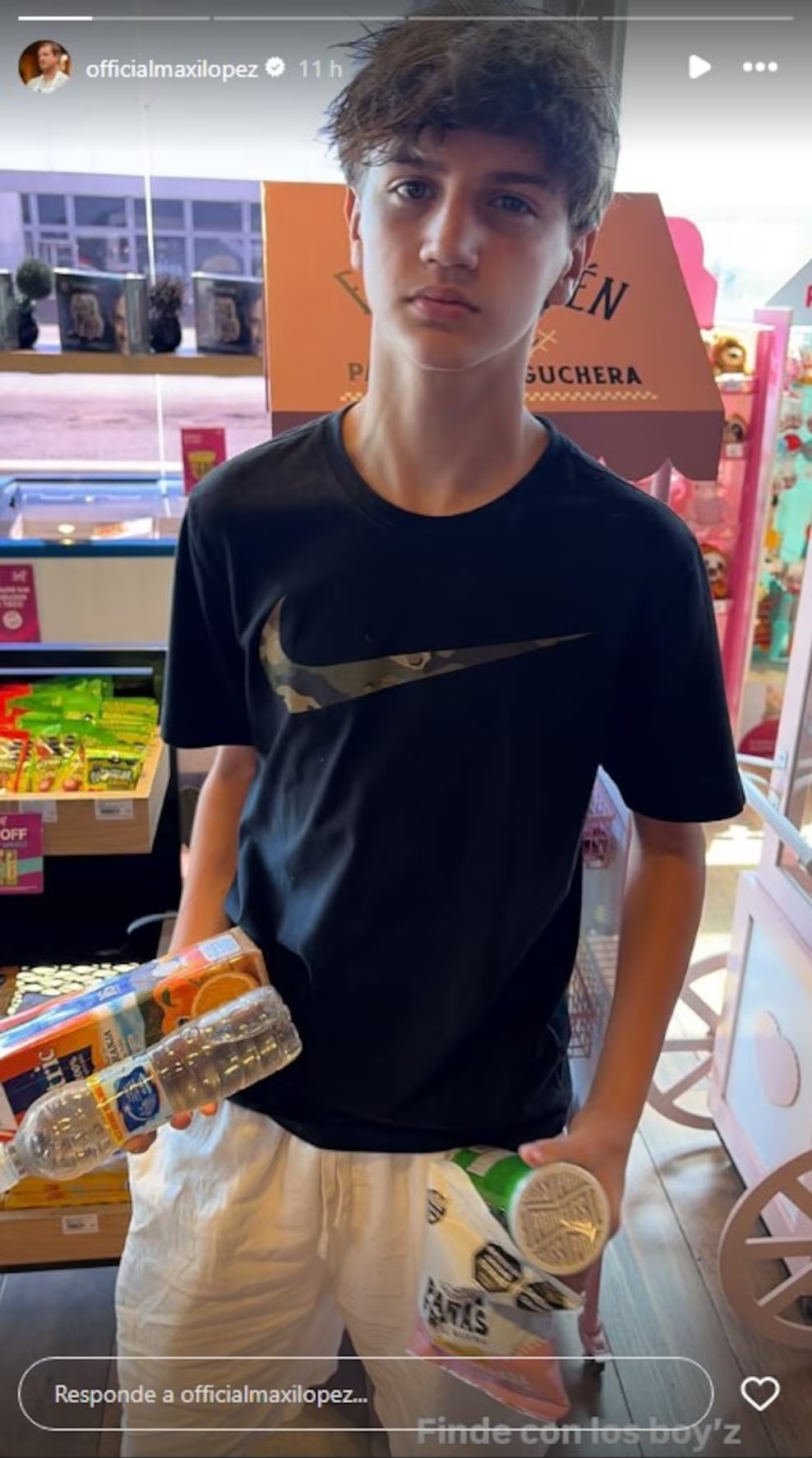 Constantino López, hijo de Maxi López, en un supermercado en Cariló cargando papas fritas, agua mineral y otros productos | Fuente: Instagram Stories/officialmaxilopez