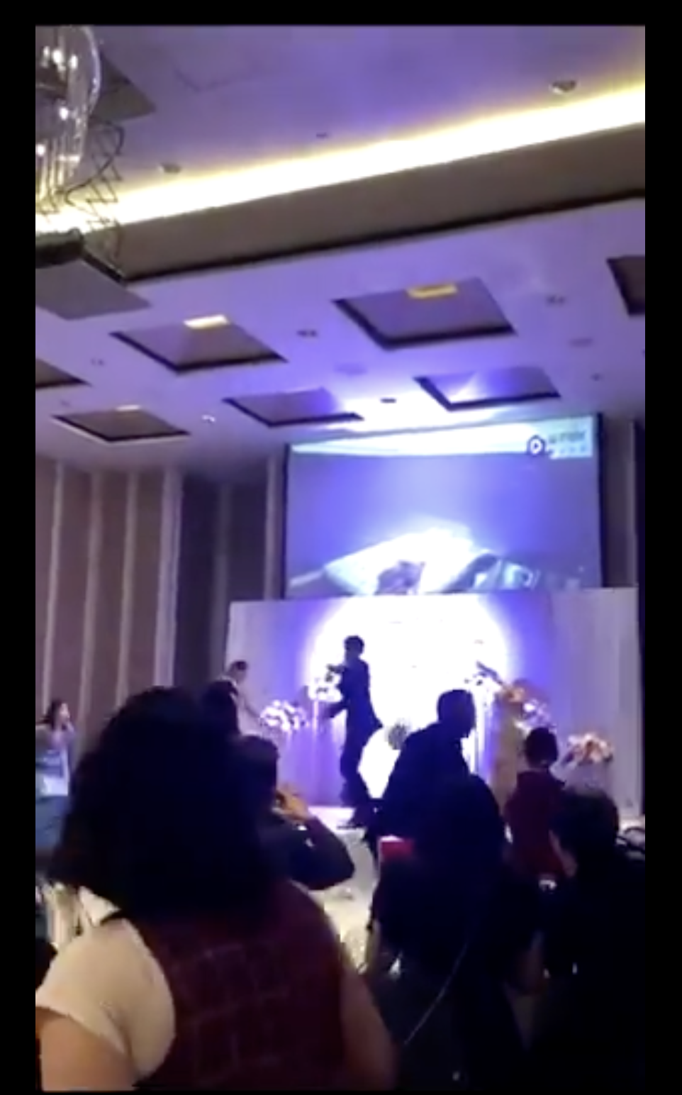 La novia le lanza su ramo al novio. | Foto: twitter.com/TuanConCom1