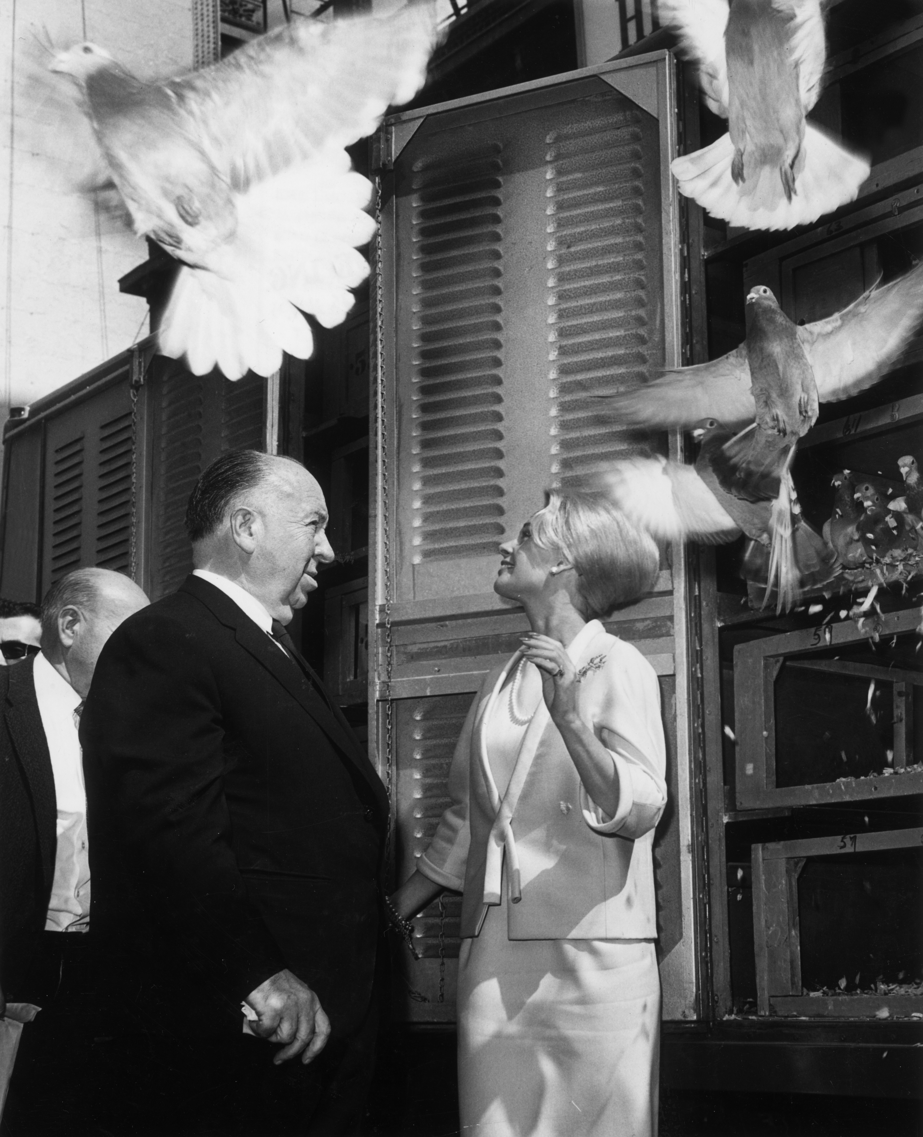 Alfred Hitchcock y Tippi Hedren sueltan 1.000 palomas con motivo del estreno de "The Birds" en el RKO Palace Theater de Nueva York en 1963. | Fuente: Getty Images