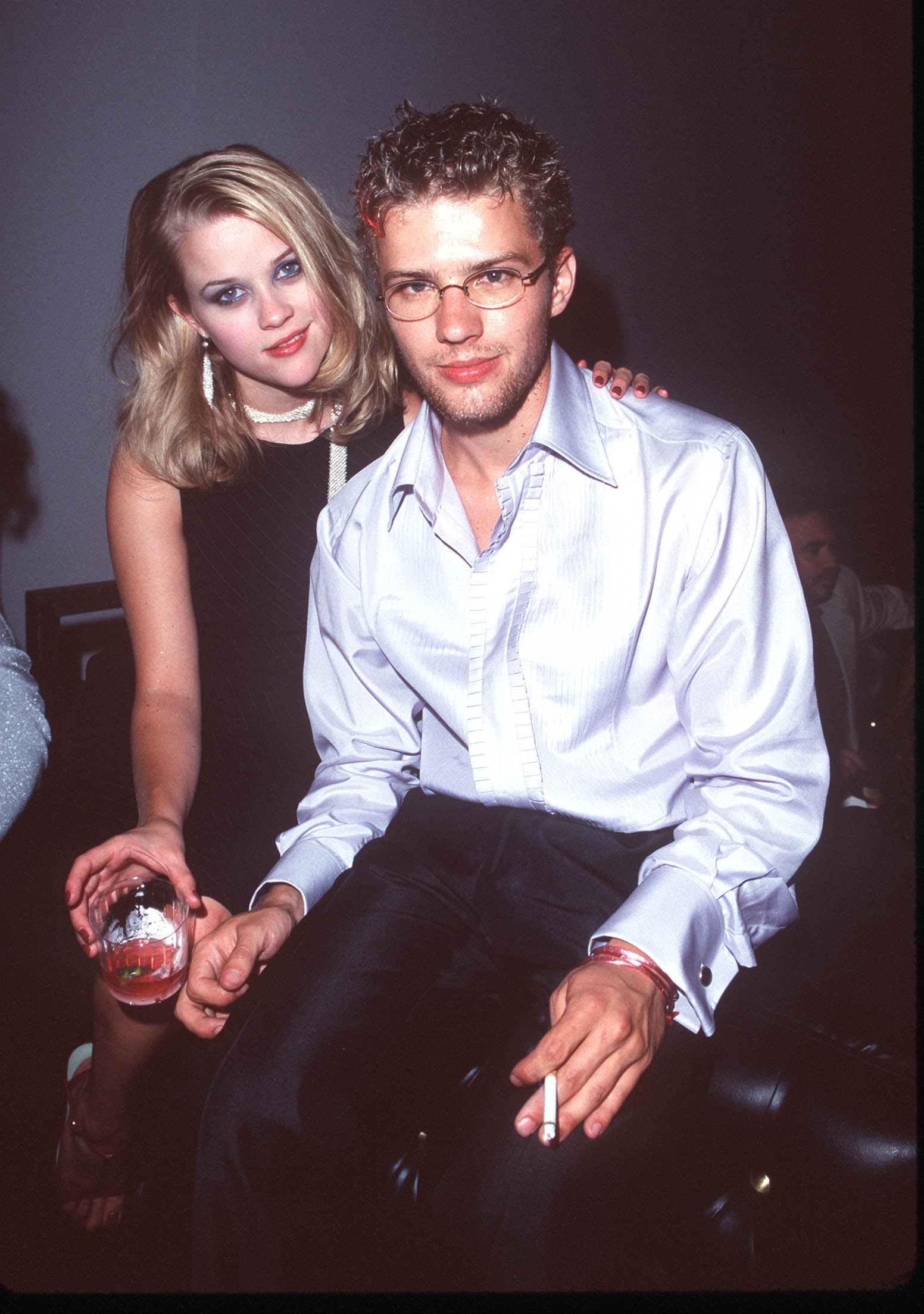 Reese Witherspoon y Ryan Phillippe protagonizaron juntos el clásico de culto de 1999 "Cruel Intentions", donde interpretaron a personajes atrapados en un peligroso juego de seducción. La película se estrenó el mismo año en que se casaron. | Fuente: Getty Images