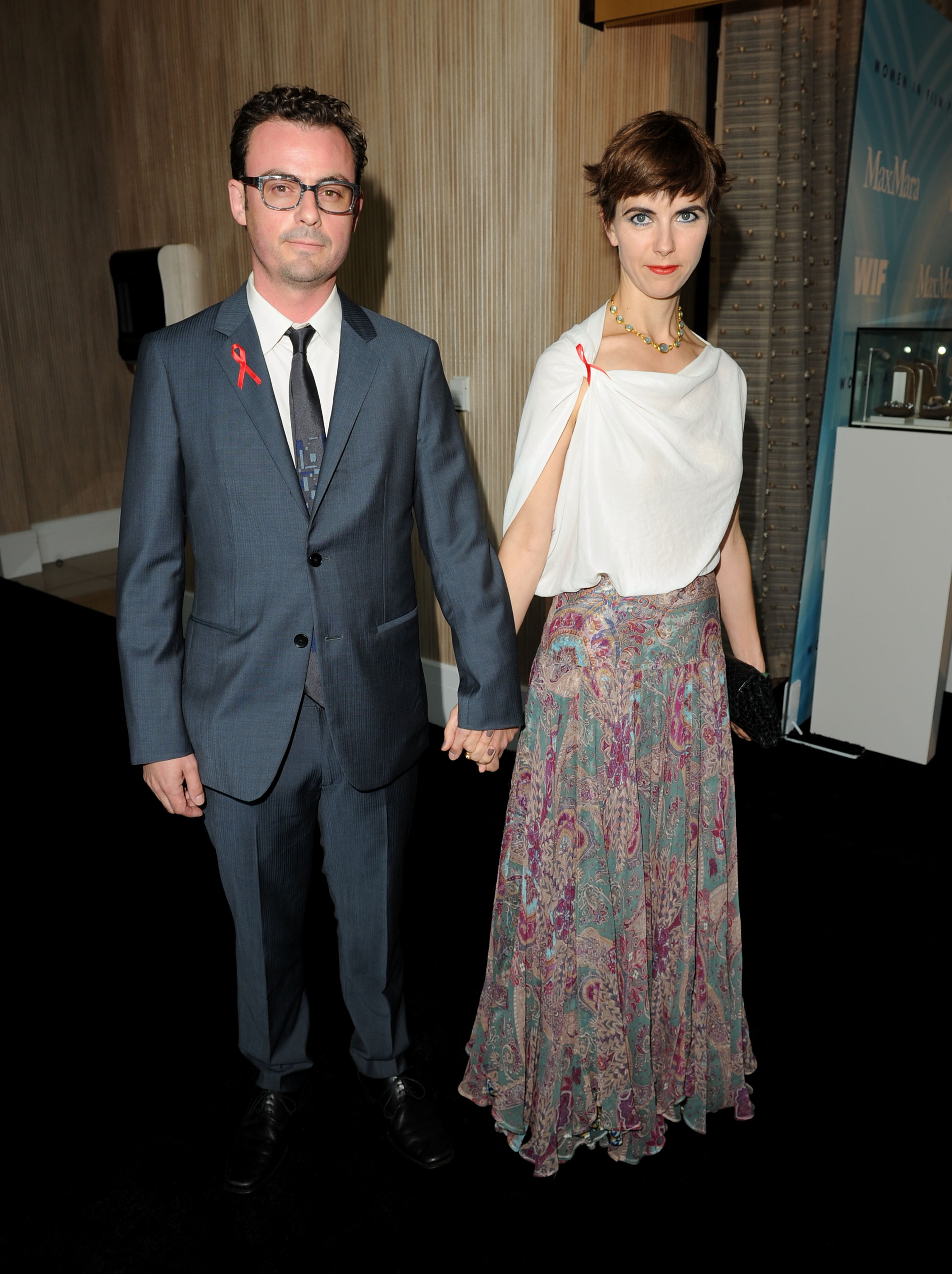 Naomi Wilding e invitada llegan a los premios Women In Film Crystal + Lucy el 16 de junio de 2011, en Beverly Hills, California. | Fuente: Getty Images