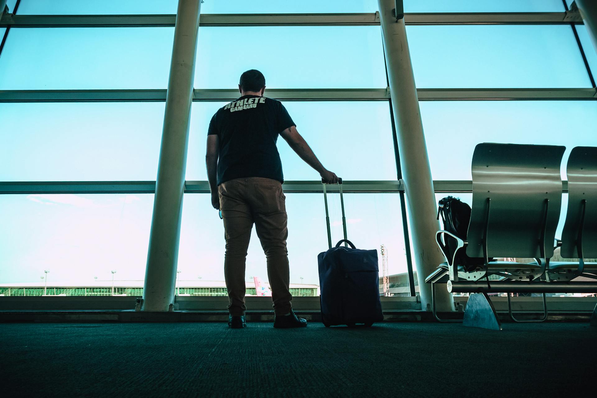 Un hombre de pie en un aeropuerto | Fuente: Pexels