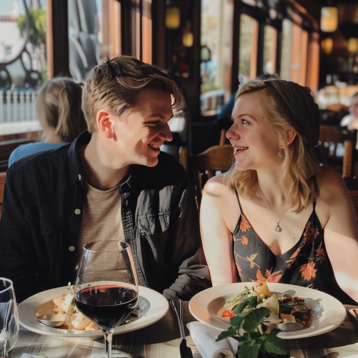 Una pareja en una cita en un restaurante | Fuente: Midjourney