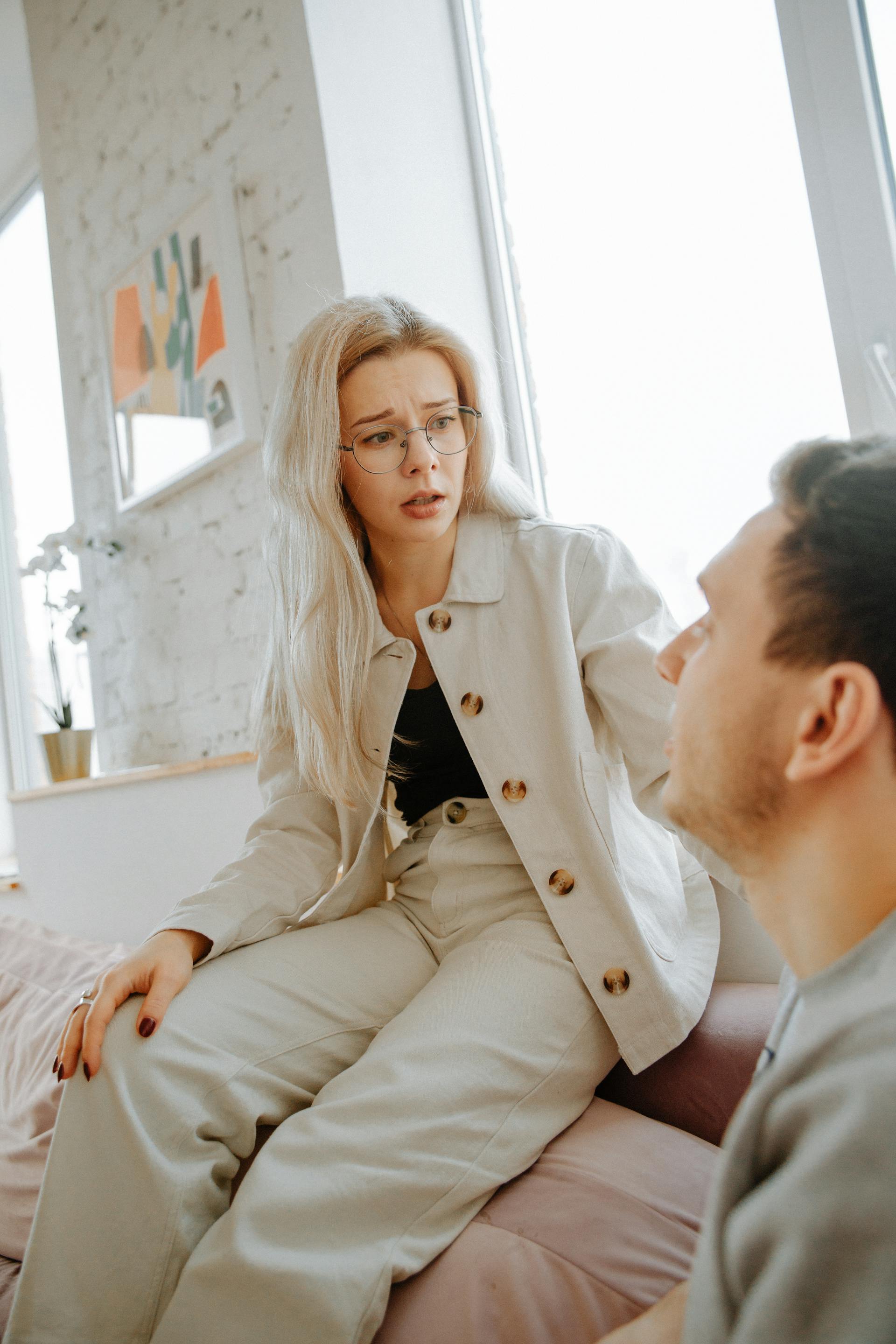 Una mujer preocupada hablando con su marido | Fuente: Pexels