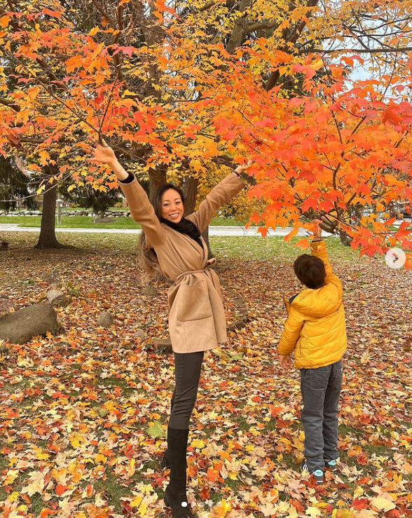 Dara Huang y su hijo Christopher Woolf Mapelli Mozzi disfrutan juntos del otoño. | Foto: Instagram/dara_huang