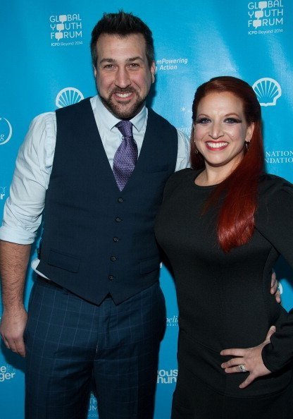 Joey Fatone y Kelly Baldwin en The Conga Room en LA Live el 8 de febrero de 2013 en Los Ángeles, California. | Foto: Getty Images