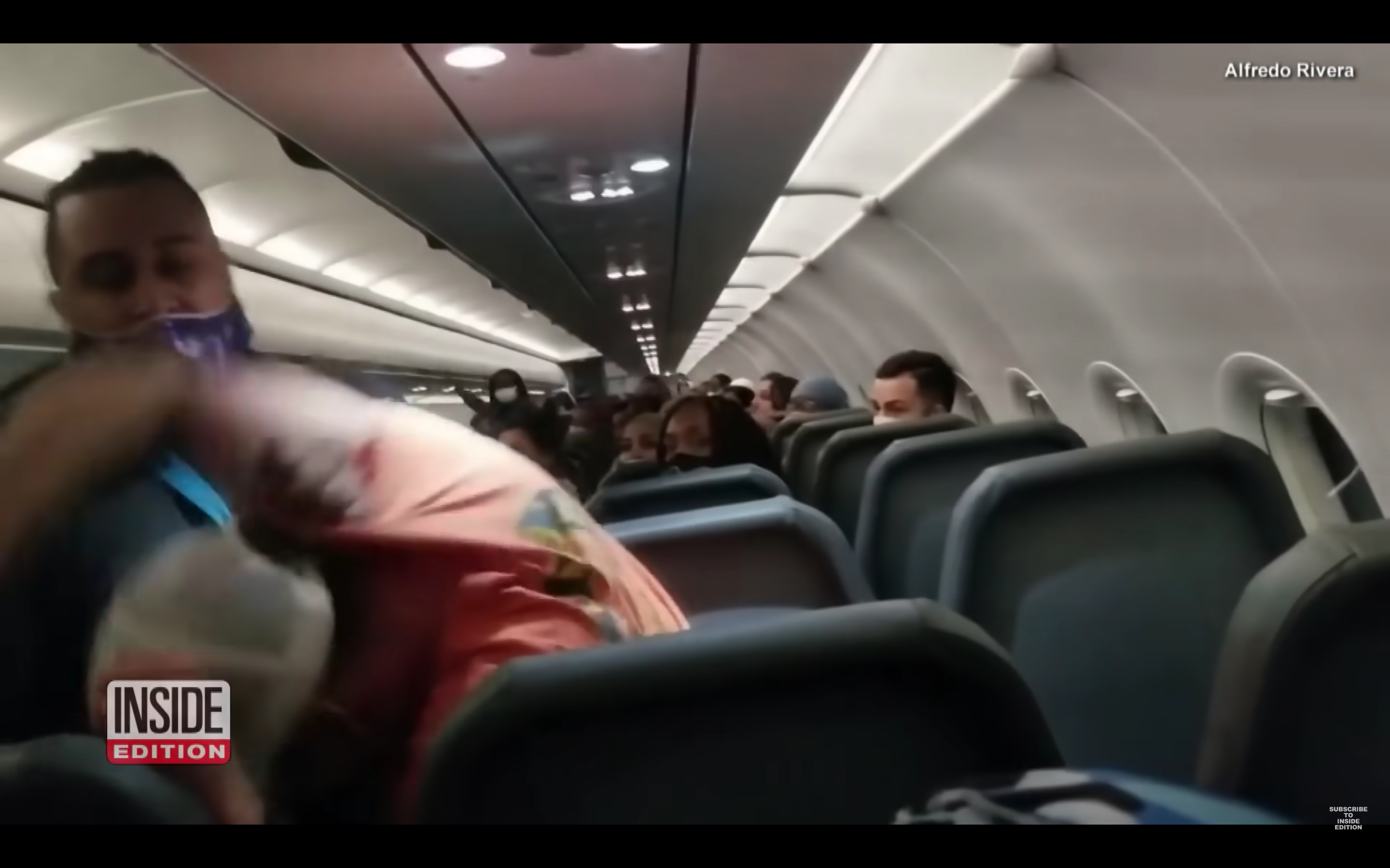 Maxwell Berry agrediendo a un auxiliar de vuelo. | Foto: Youtube.com/InsideEdition