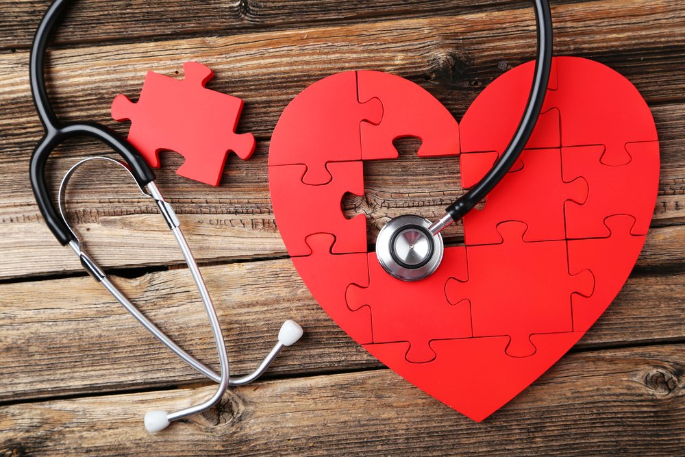 Rompecabezas de corazón con estetoscopio.| Fuente: Shutterstock
